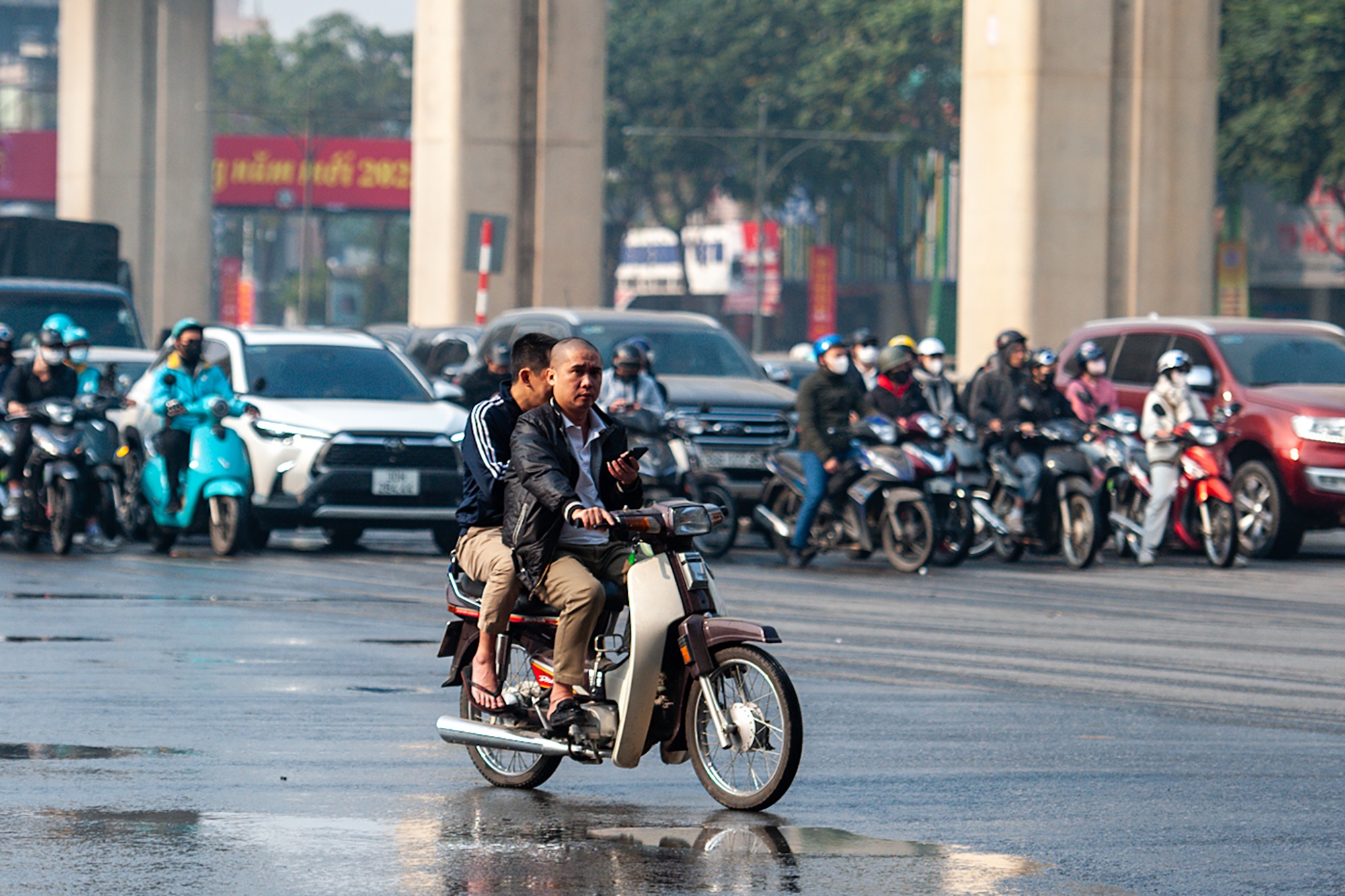 CSGT Ha Noi phat khong xue nguoi vi pham dung den do sai quy dinh hinh anh