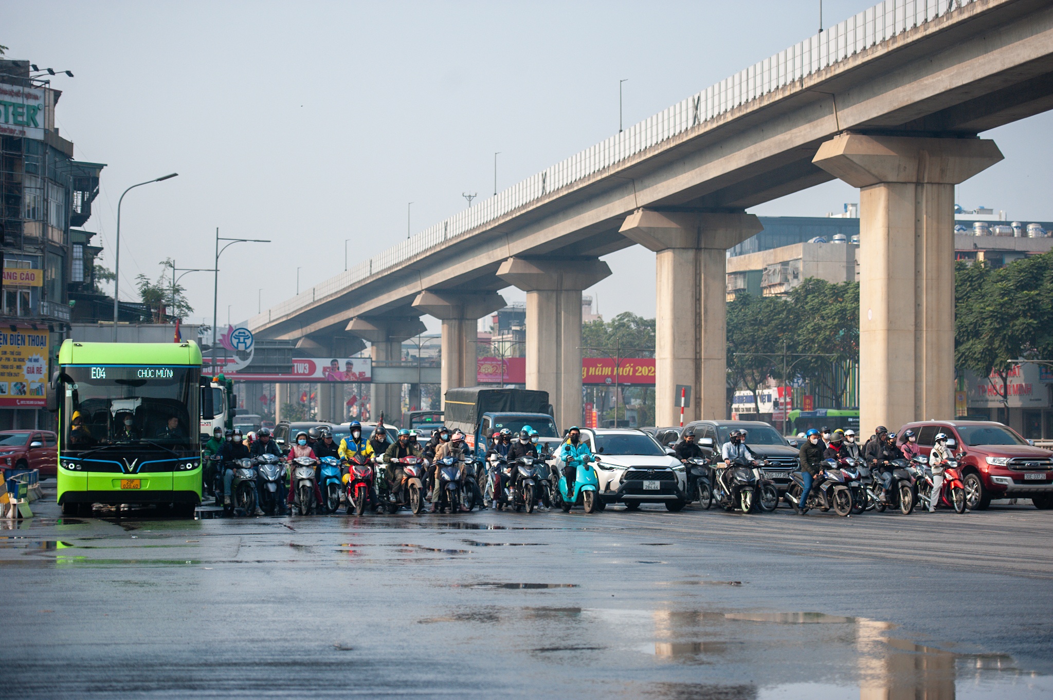 Muc phat cao co khien giao thong Viet Nam van minh nhu Singapore? hinh anh