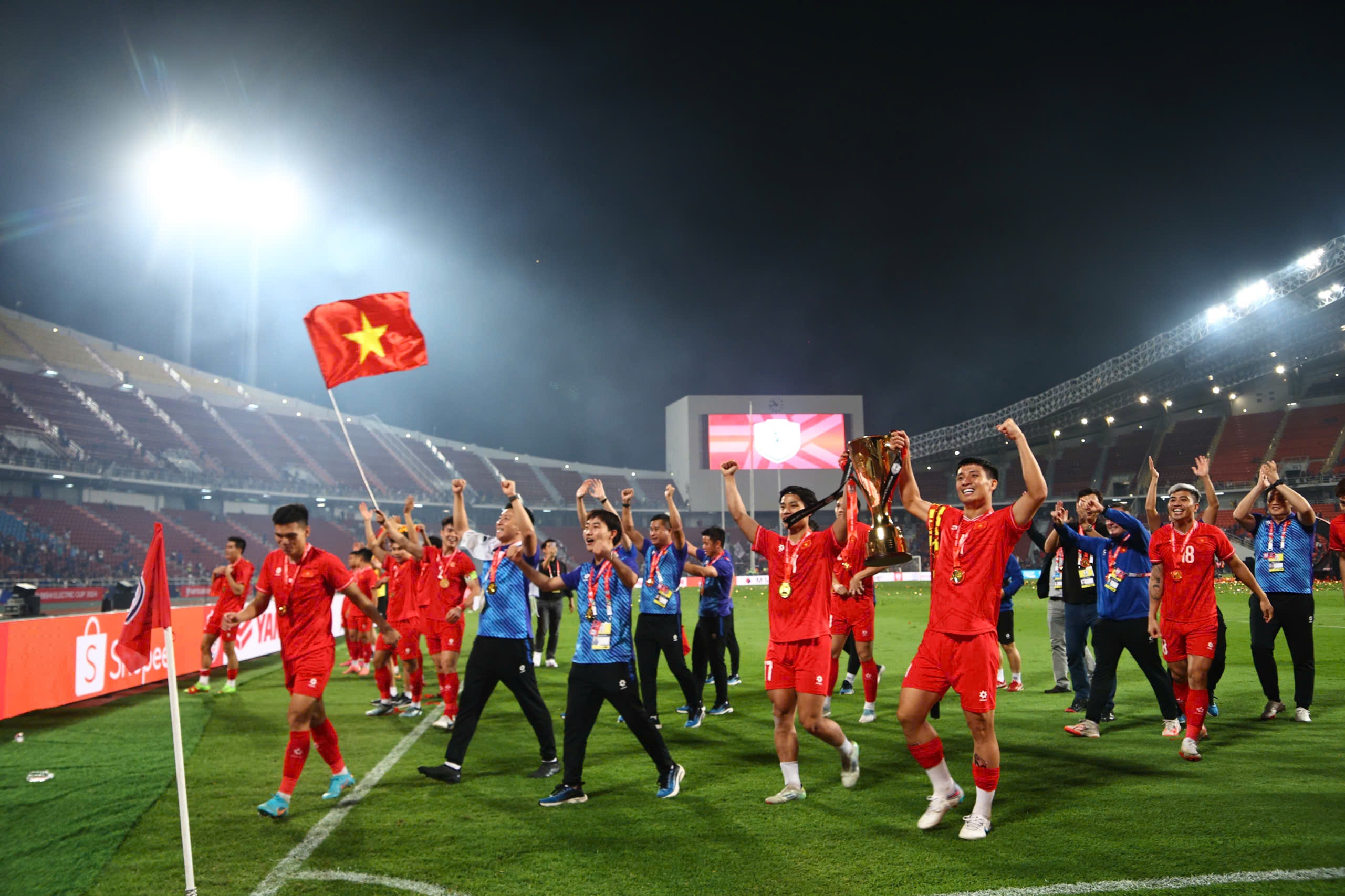 Nhin lai nhung khoanh khac an tuong trong dem chung ket ASEAN Cup hinh anh