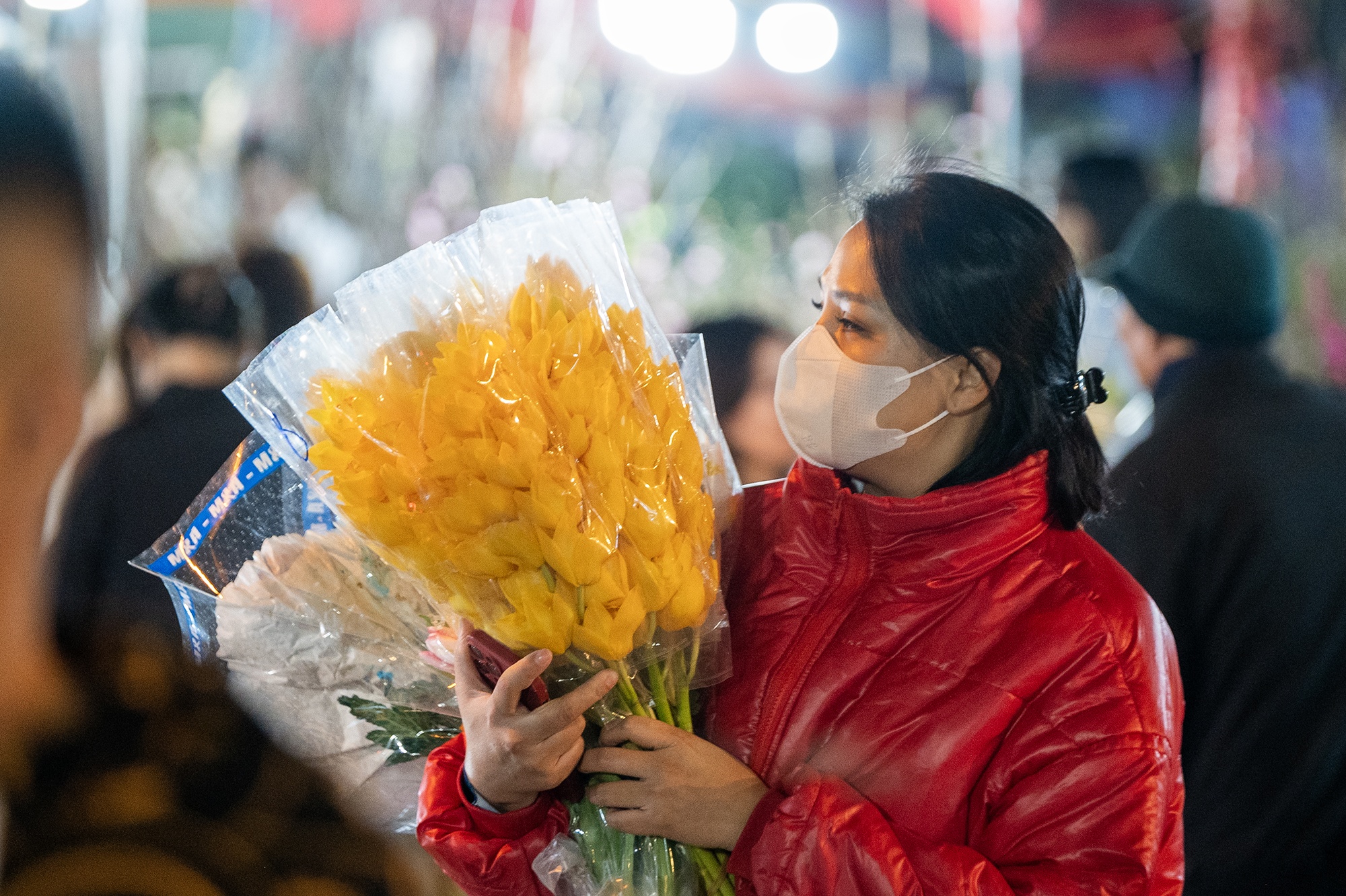 Dao quat e am, hoa tuoi dat hang tai phien cho Tet cuoi cung cua nam hinh anh