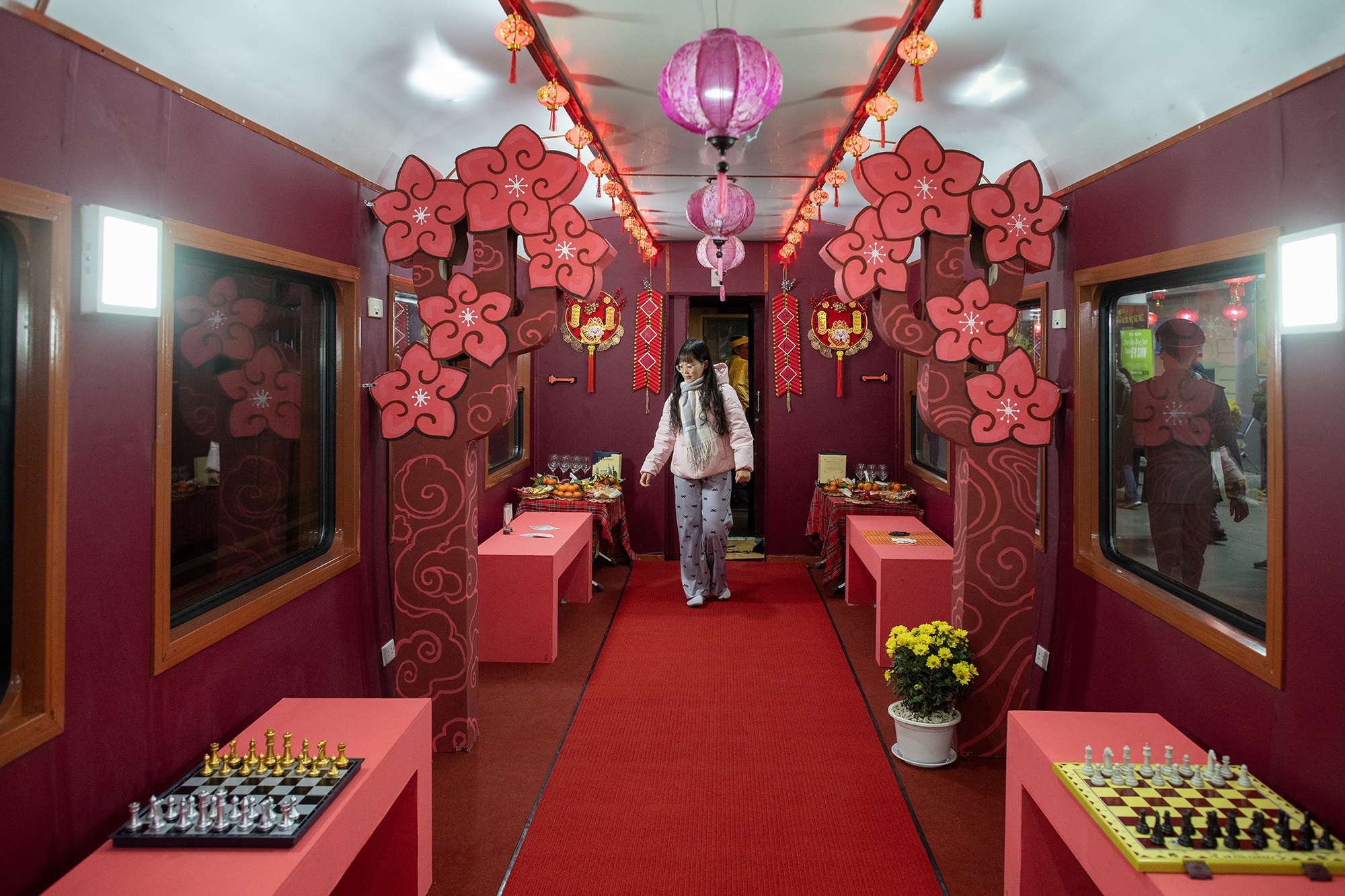 Ben trong 'Chuyen tau xuan' dac biet chay xuyen giao thua Tet At Ty hinh anh