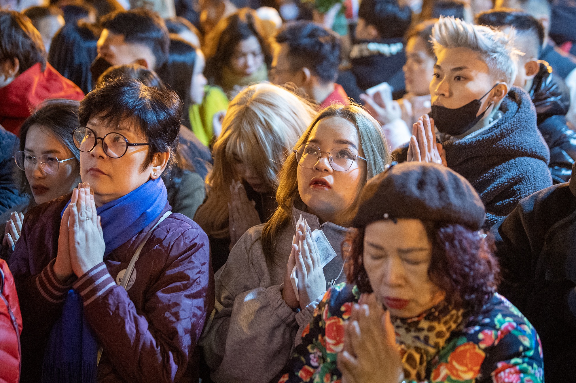 Phu Tay Ho chat kin nguoi dan di le sau giao thua hinh anh