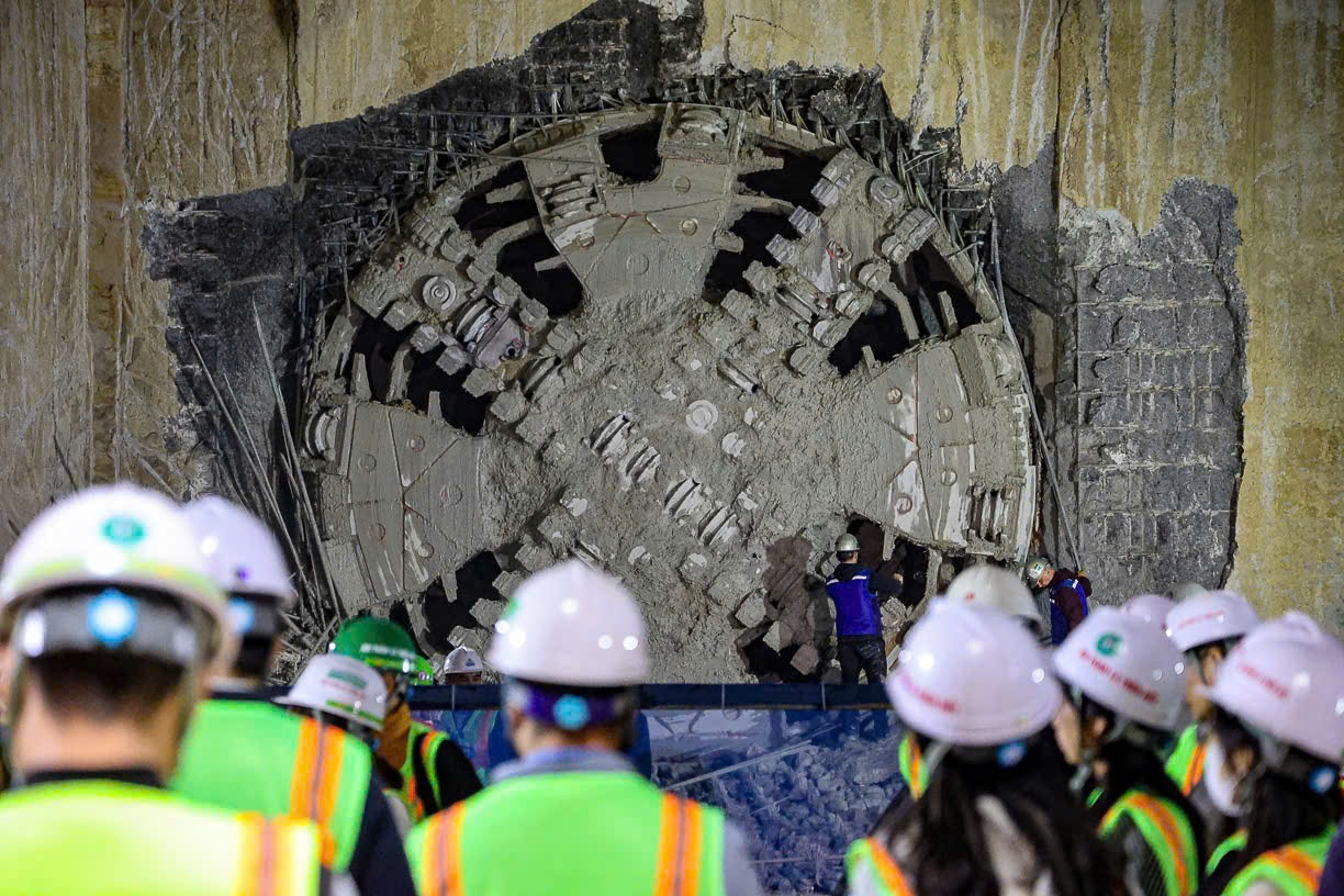 Khoanh khac robot dao ham metro Nhon dat cot moc buoc ngoat hinh anh