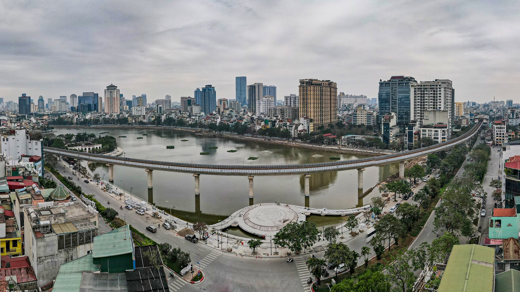 San khau noi doc dao tai ho Hoang Cau sau 8 thang thi cong hinh anh