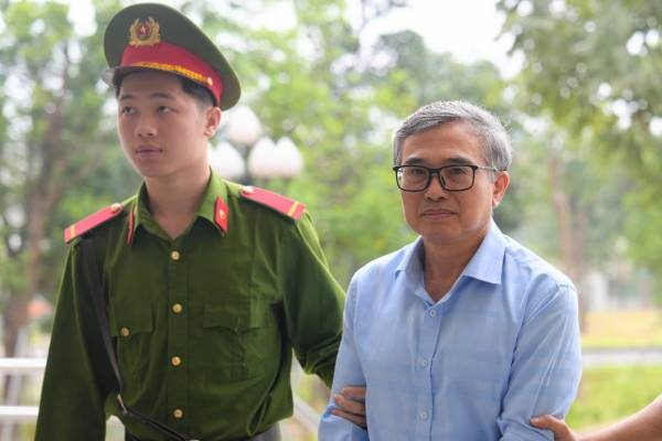 Cuu Thu truong Hoang Quoc Vuong cung dong pham hau toa hinh anh