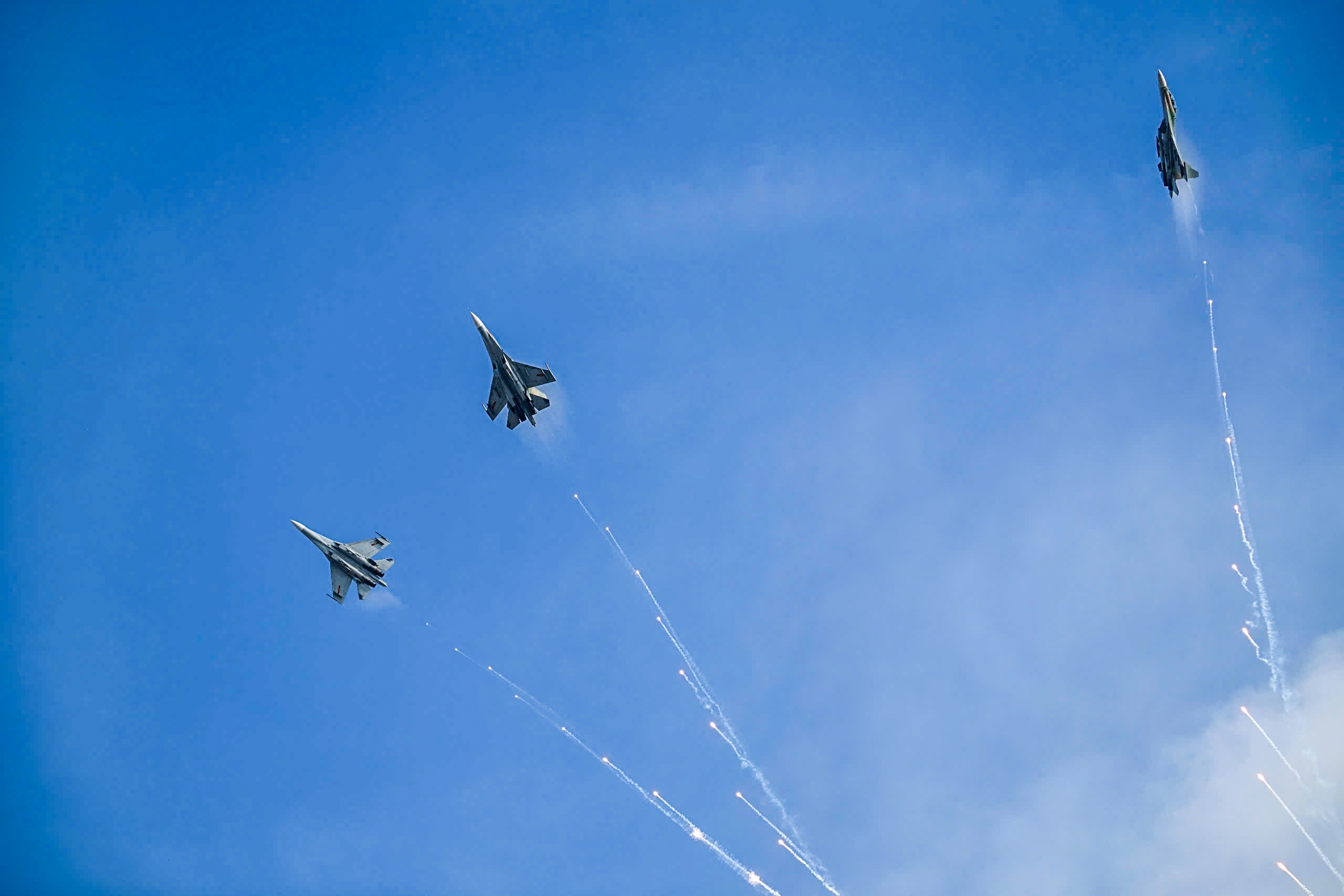 Tiem kich Su30-MK2 tha bay moi nhiet tren bau troi TP.HCM hinh anh