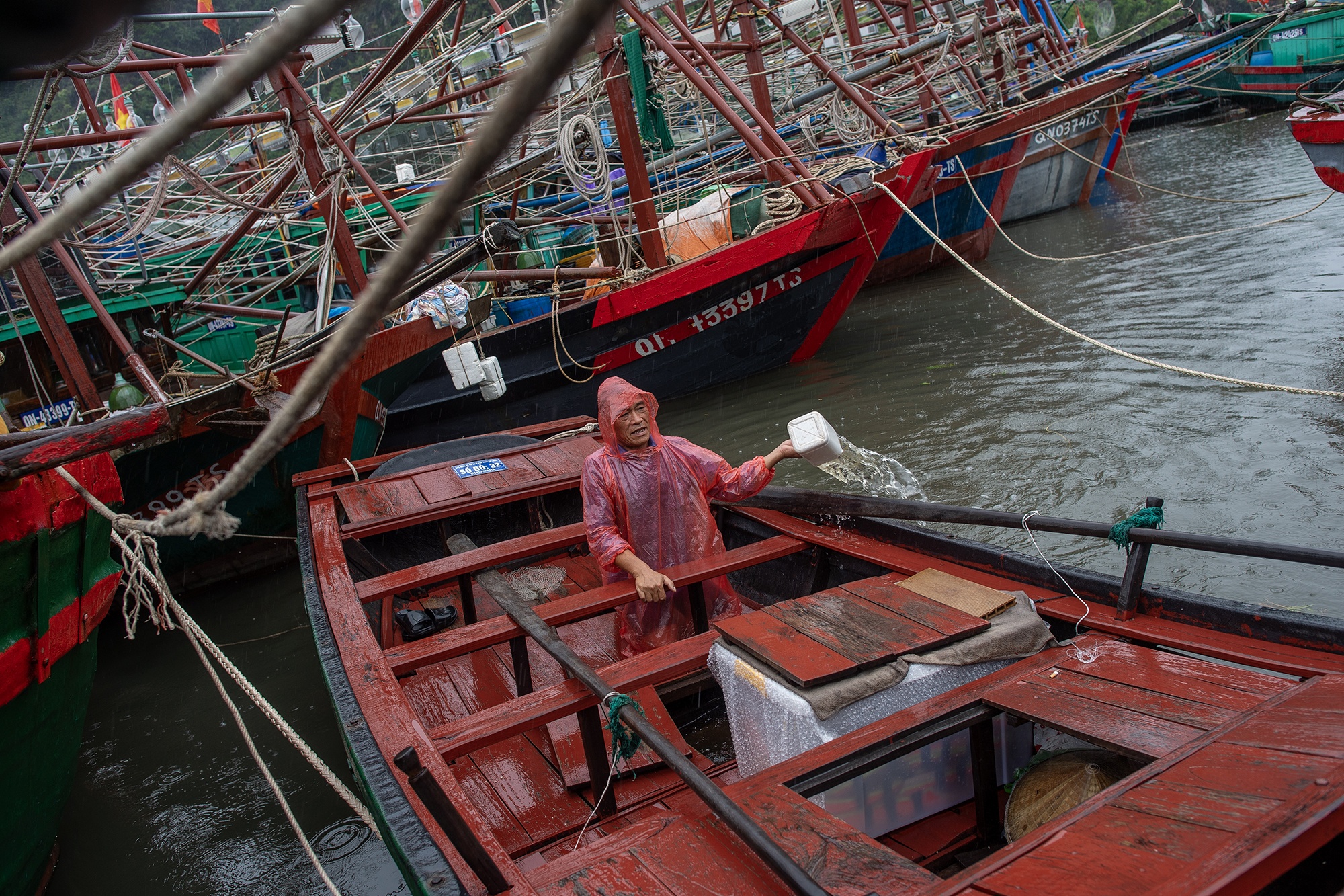 Ngu dan Ha Long chang neo tau thuyen, san sang ung pho bao Wipha hinh anh