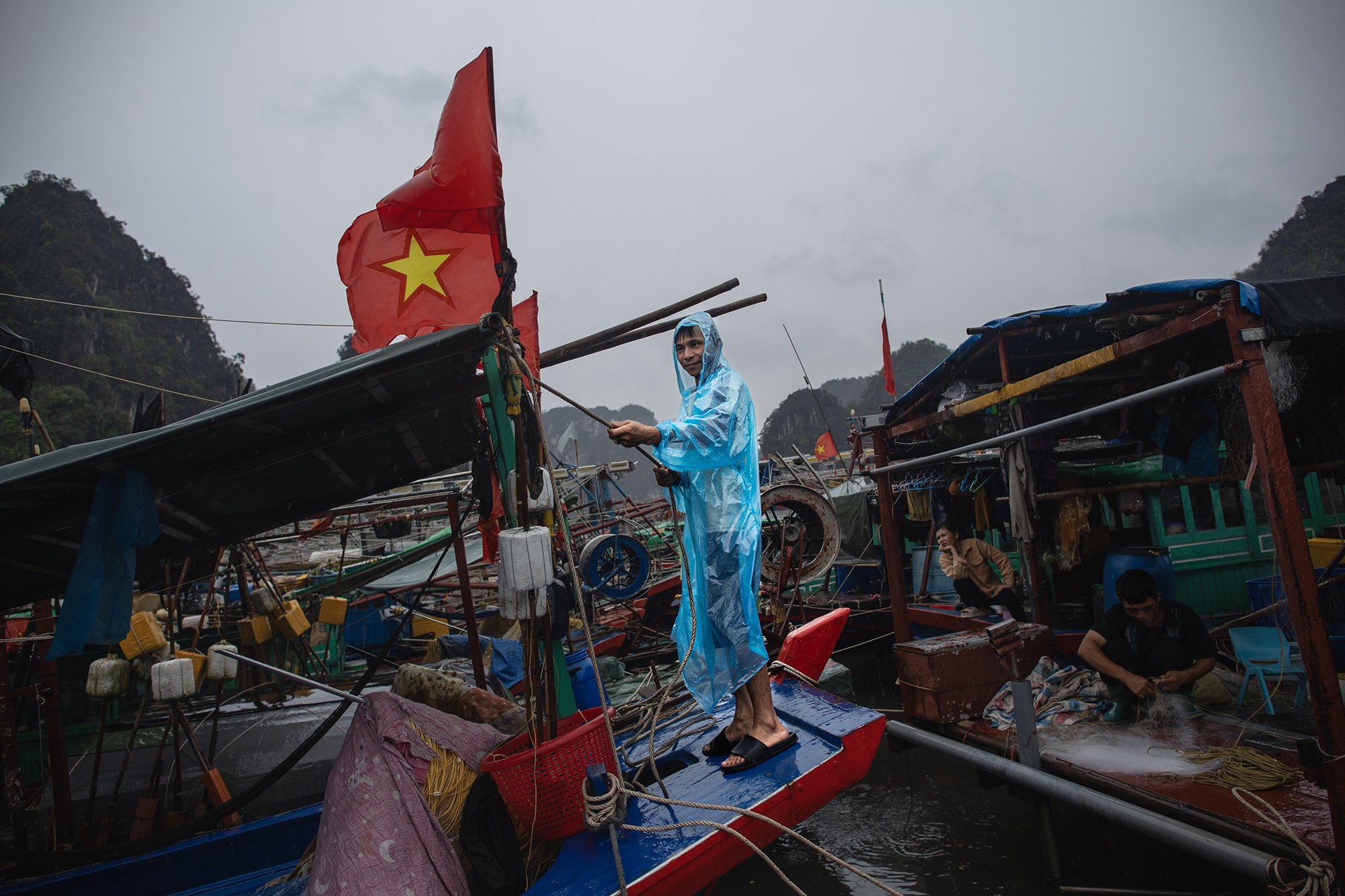 Ngu dan Ha Long chang niu tau thuyen truoc gio bao Wipha do bo hinh anh