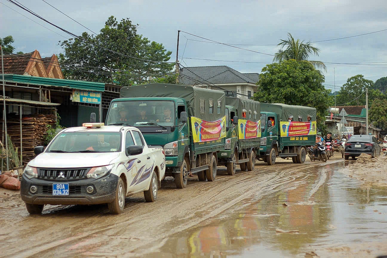 Canh sat co dong,  khac phuc hau qua,  bao lu anh 1