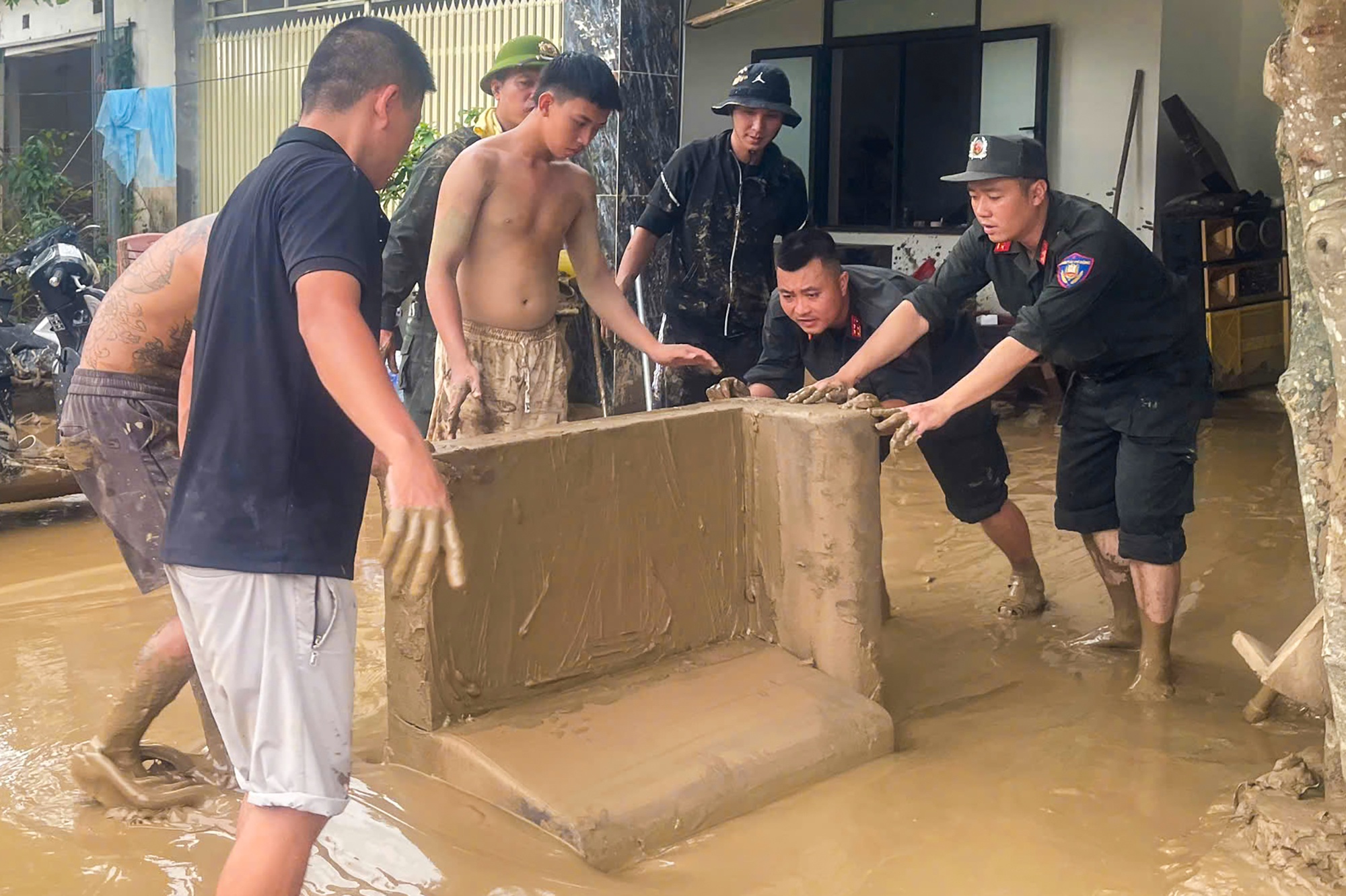 Canh sat co dong,  khac phuc hau qua,  bao lu anh 2