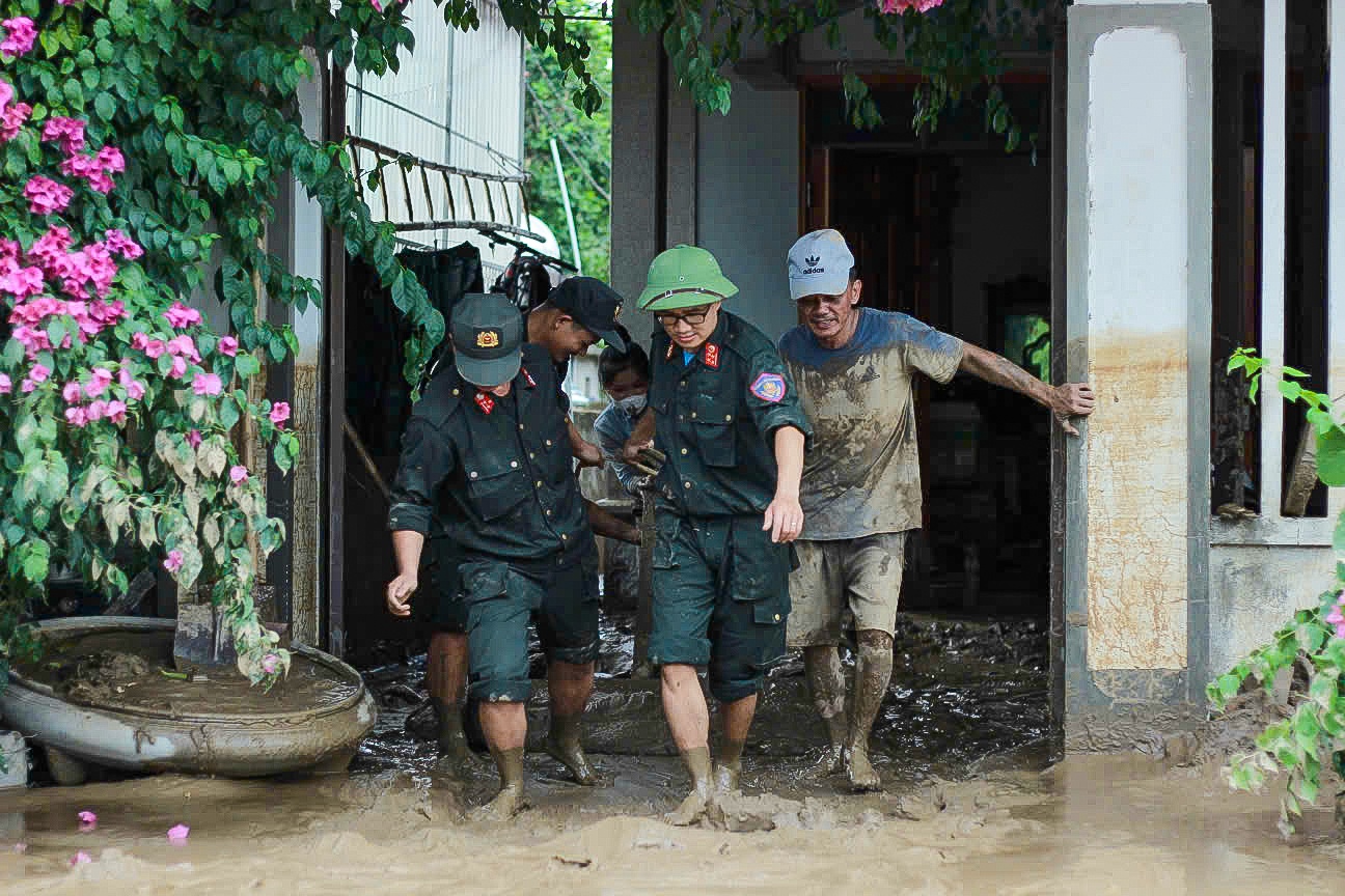 Canh sat co dong loi bun giup dan khac phuc hau qua sau mua lu hinh anh