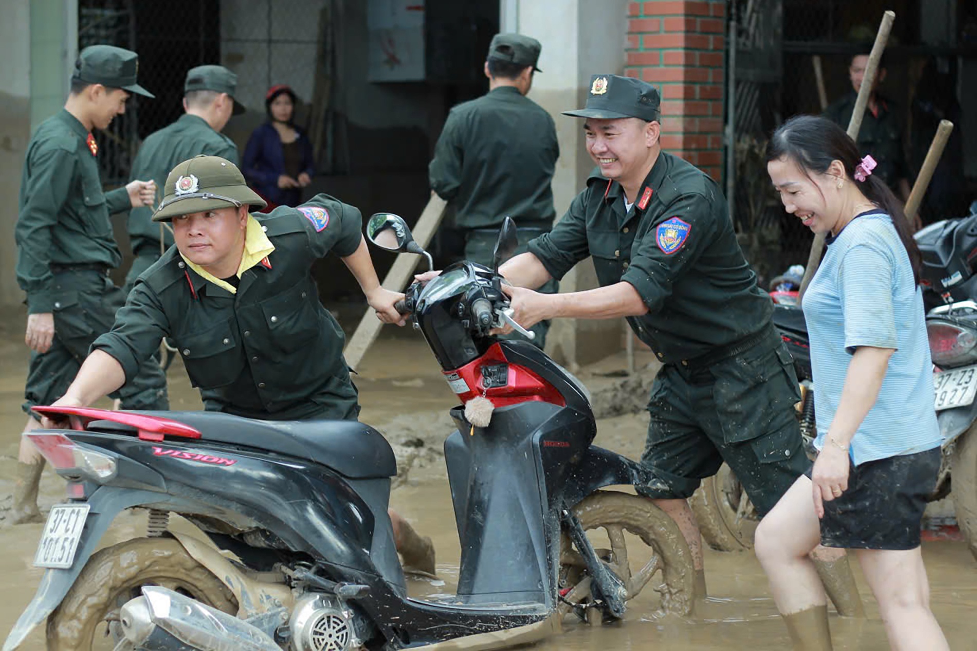 Canh sat co dong,  khac phuc hau qua,  bao lu anh 4