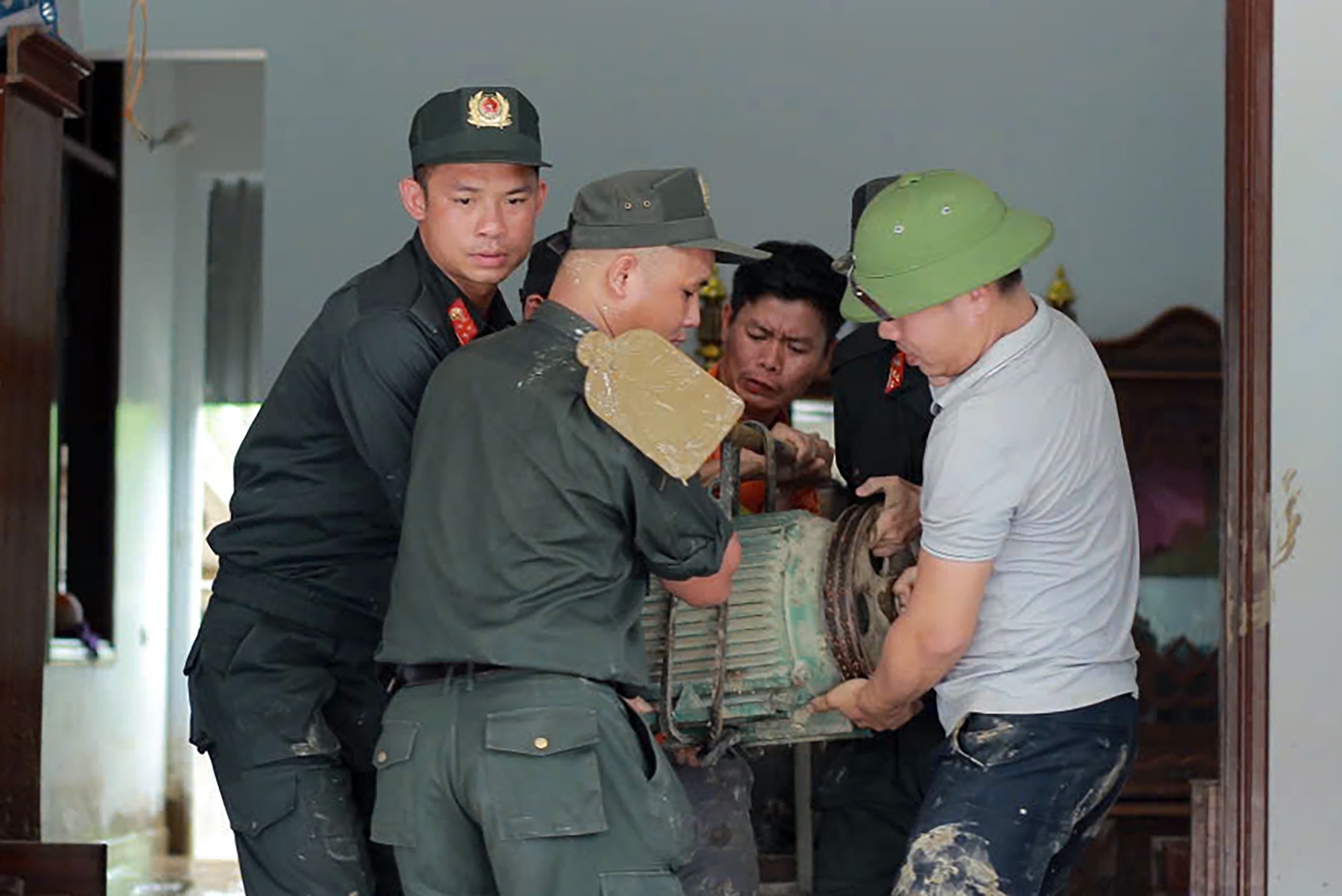 Canh sat co dong,  khac phuc hau qua,  bao lu anh 5