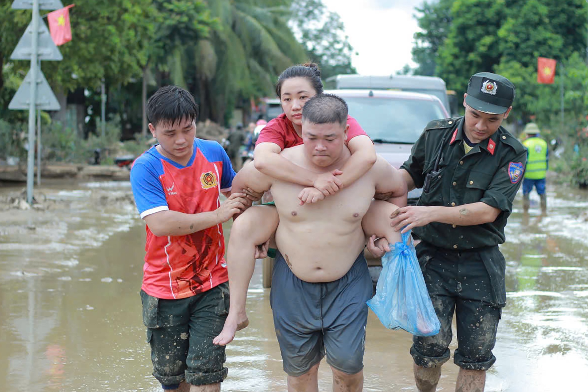 Canh sat co dong,  khac phuc hau qua,  bao lu anh 6