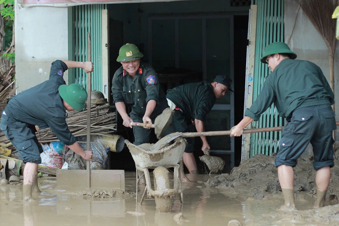 Canh sat co dong,  khac phuc hau qua,  bao lu anh 7
