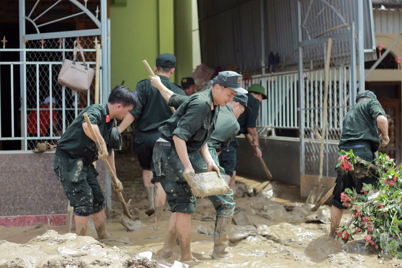 Canh sat co dong,  khac phuc hau qua,  bao lu anh 8
