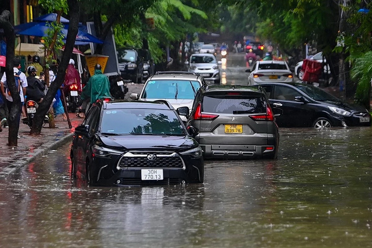 Oto chet may nam la liet tren duong pho Ha Noi sau mua lon hinh anh