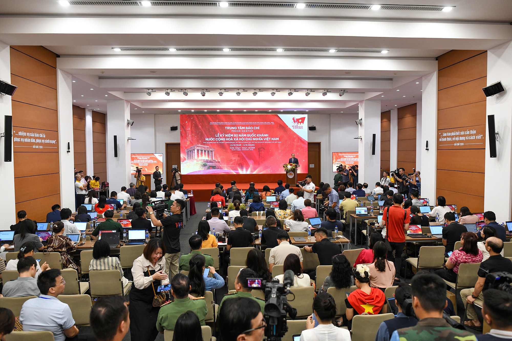 Tem 80 nam Quoc Khanh anh 1