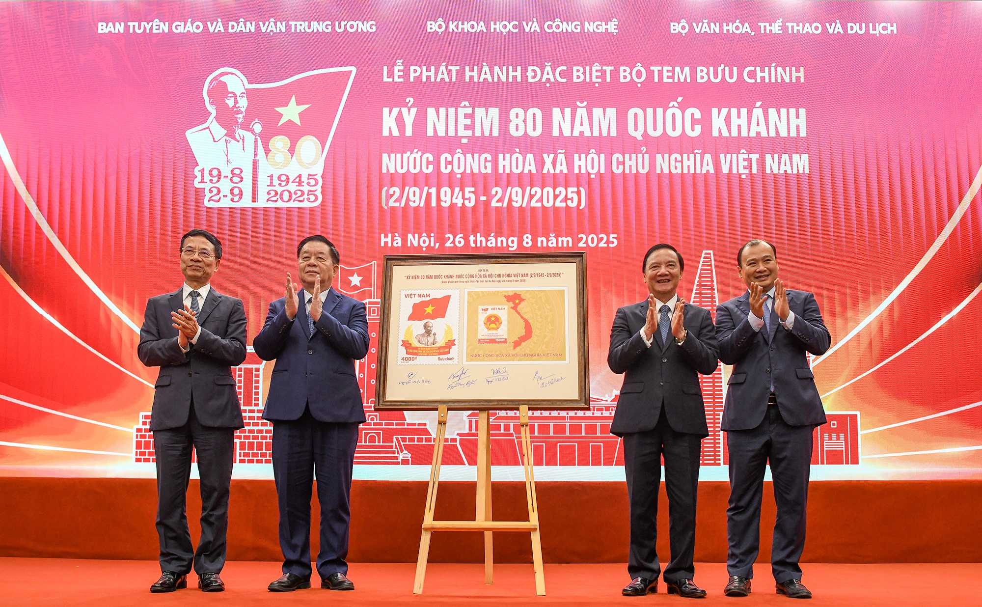 Ngam bo tem dac biet dip ky niem 80 nam Quoc khanh Viet Nam hinh anh