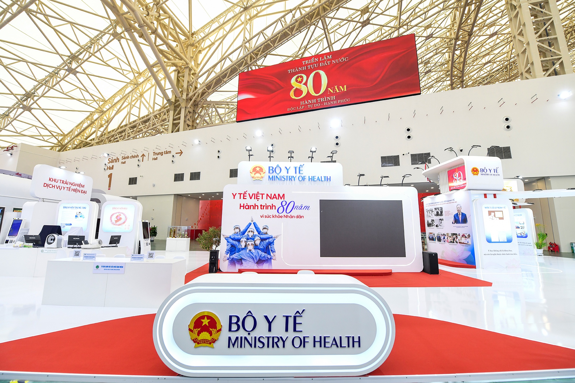 Trien lam 80 nam anh 1
