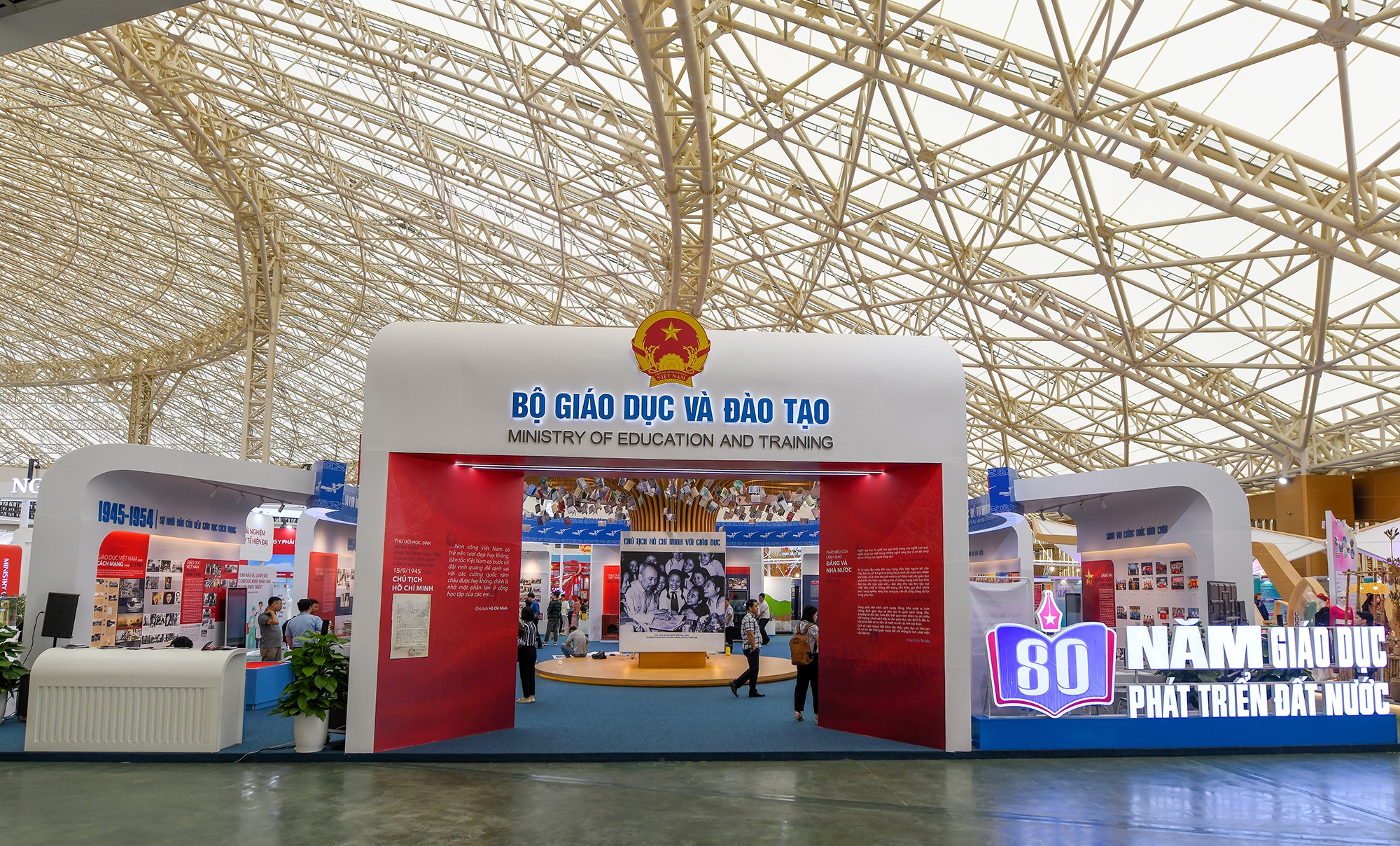 Trien lam 80 nam anh 1