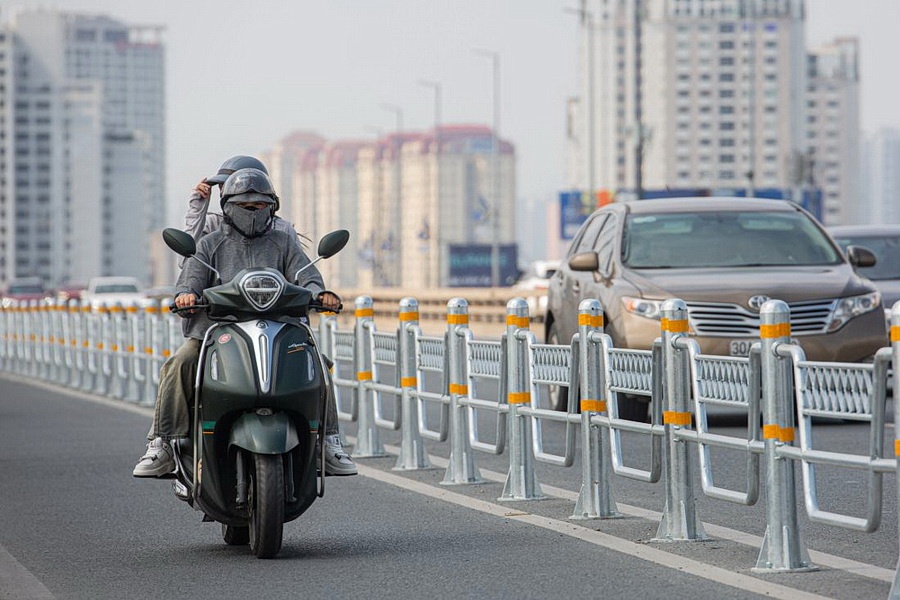 Giao thong khac biet tren cau Nhat Tan sau khi lap dai phan cach cung hinh anh