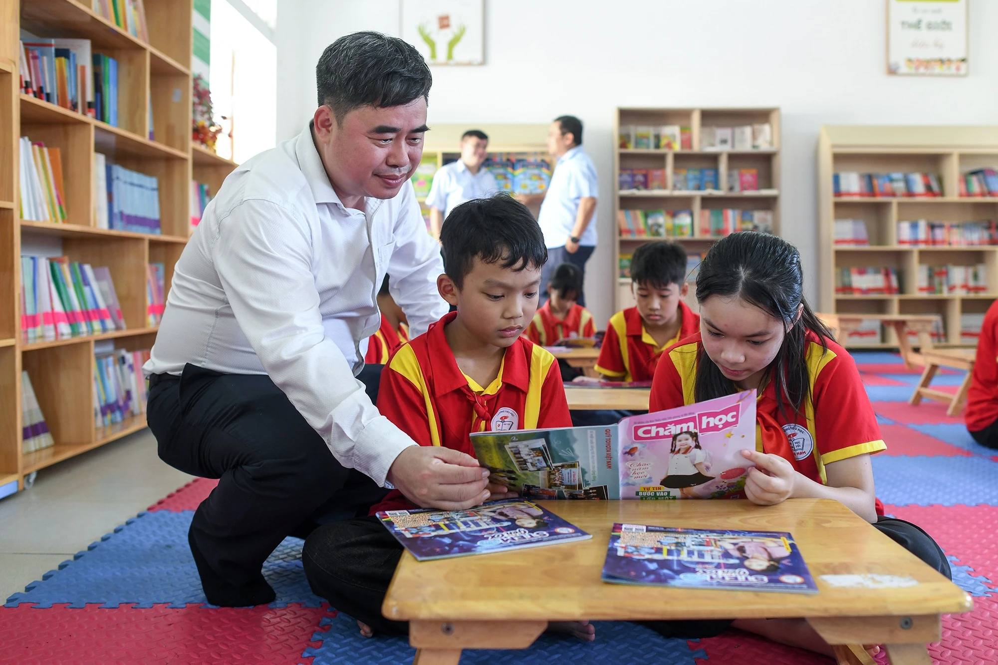 Hoi Xuat ban trao qua toi hoc sinh kho khan tinh Tuyen Quang hinh anh