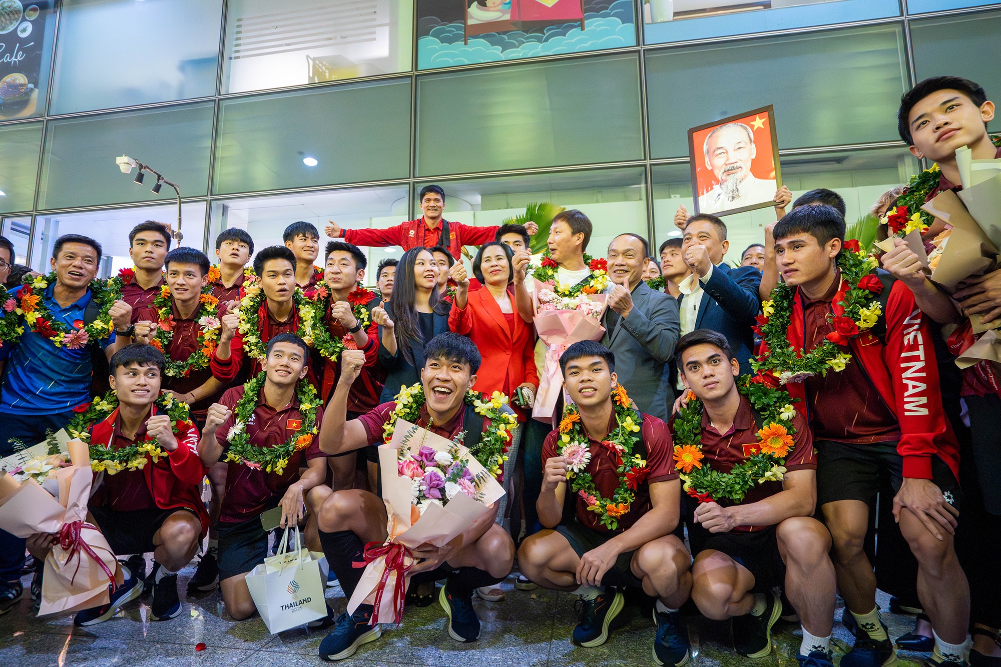 U22 Viet Nam rang ro ve nuoc trong vong tay nguoi ham mo hinh anh