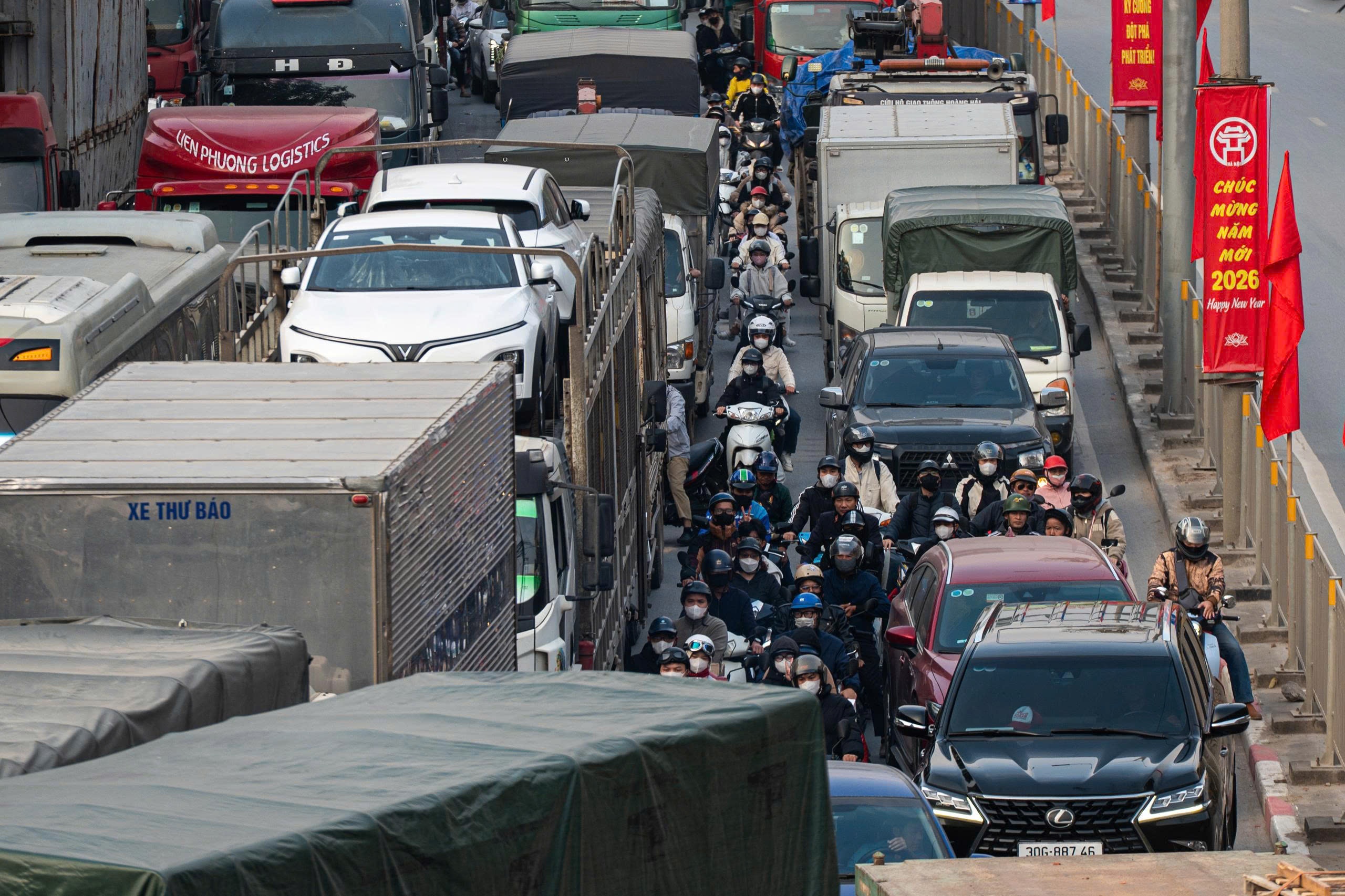 Cua ngo Ha Noi tac 'khong loi thoat' hinh anh