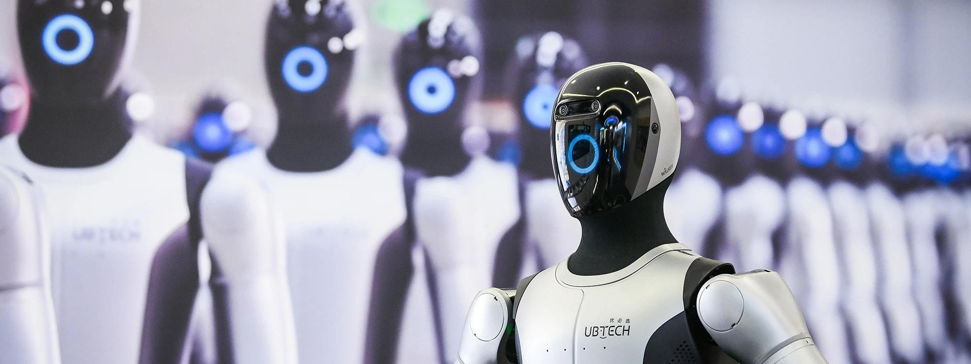 Ben trong ‘the gioi’ robot hinh nguoi the he moi tai Trung Quoc hinh anh