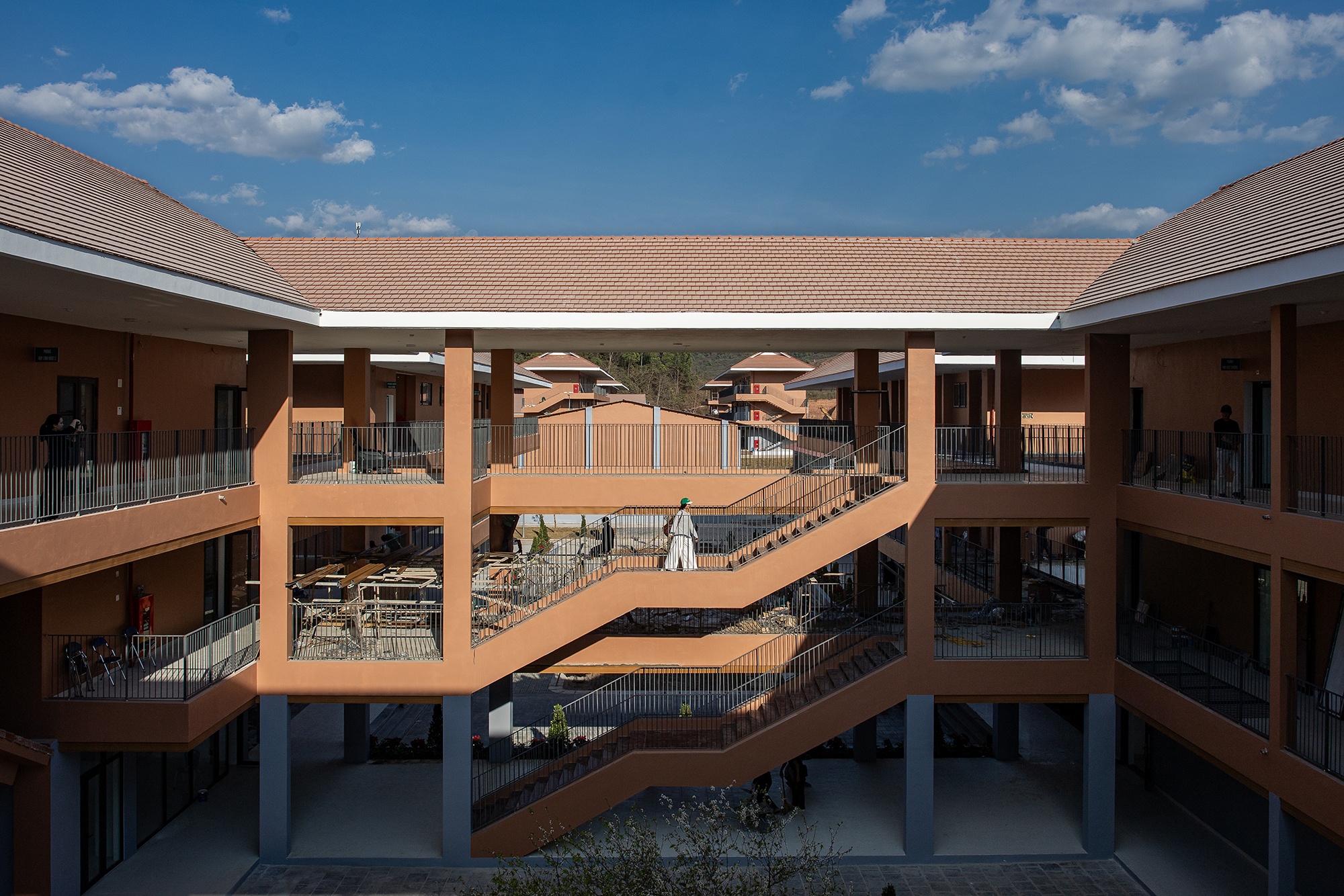 Ben trong ngoi truong noi tru 220 ty dong o bien gioi Dien Bien hinh anh