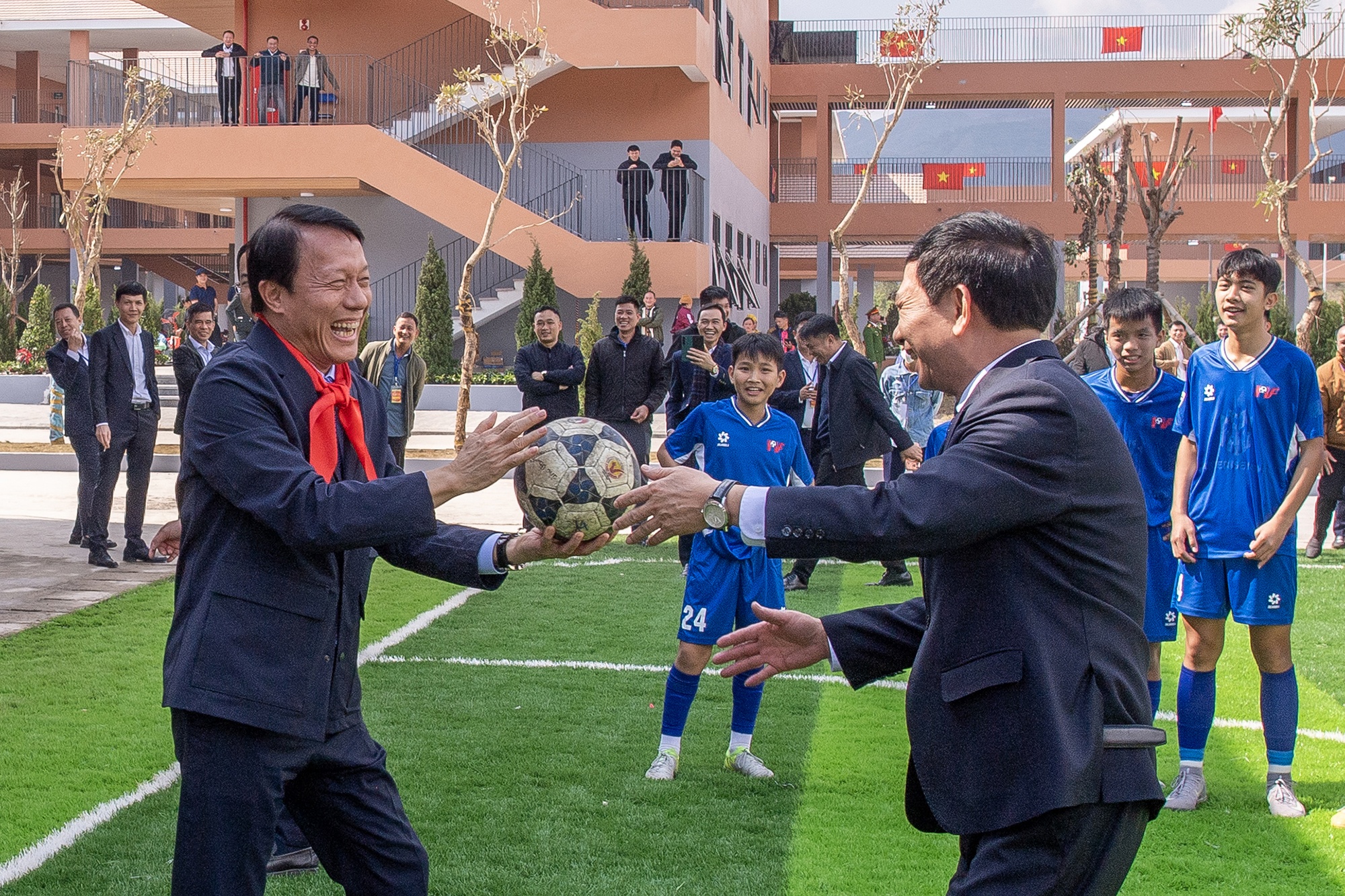 Phut ngau hung cua Bo truong Quoc phong va Bo truong Cong an hinh anh