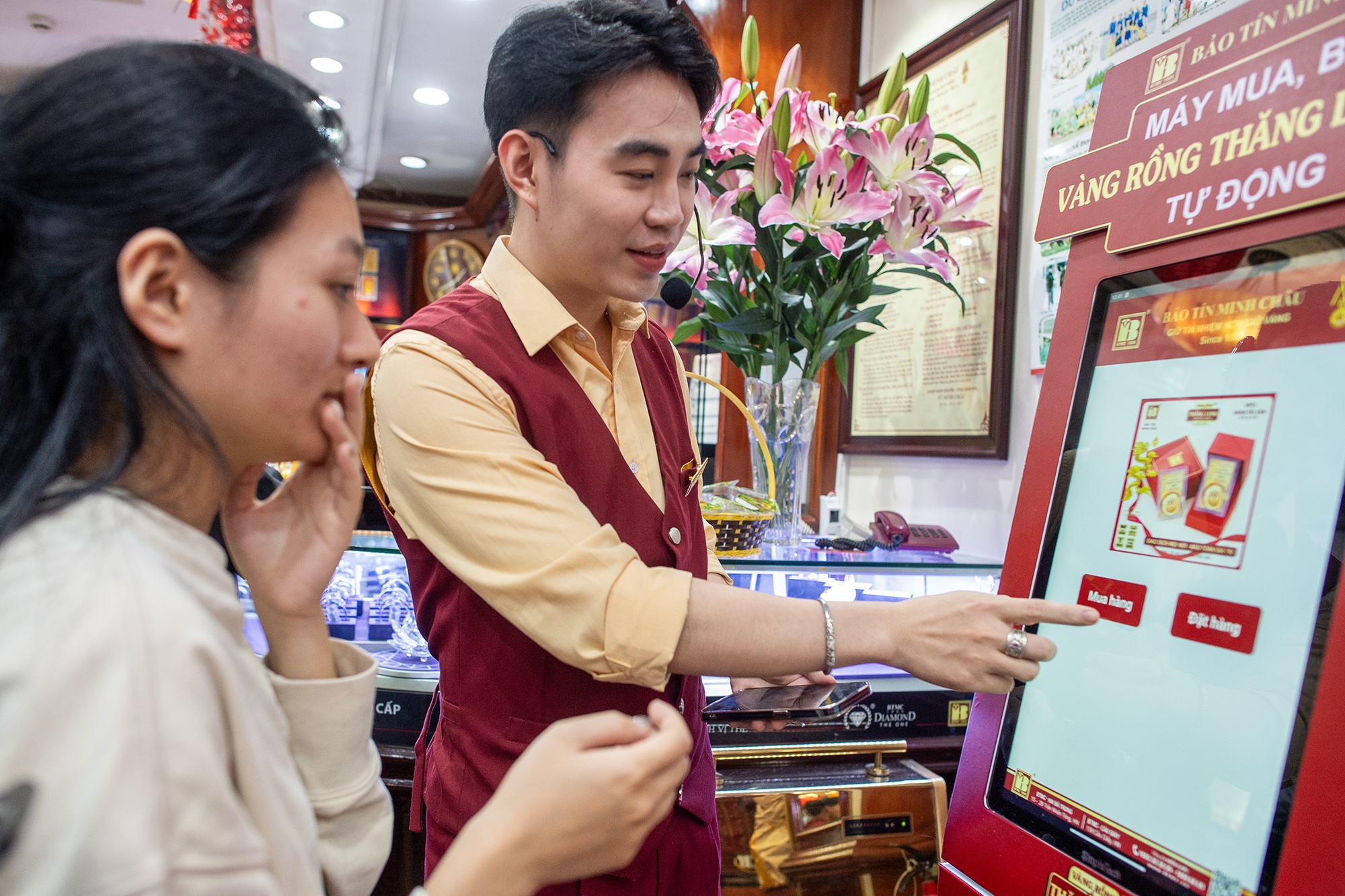 Tiem vang lap ca may ban vang tu dong dip via Than Tai hinh anh