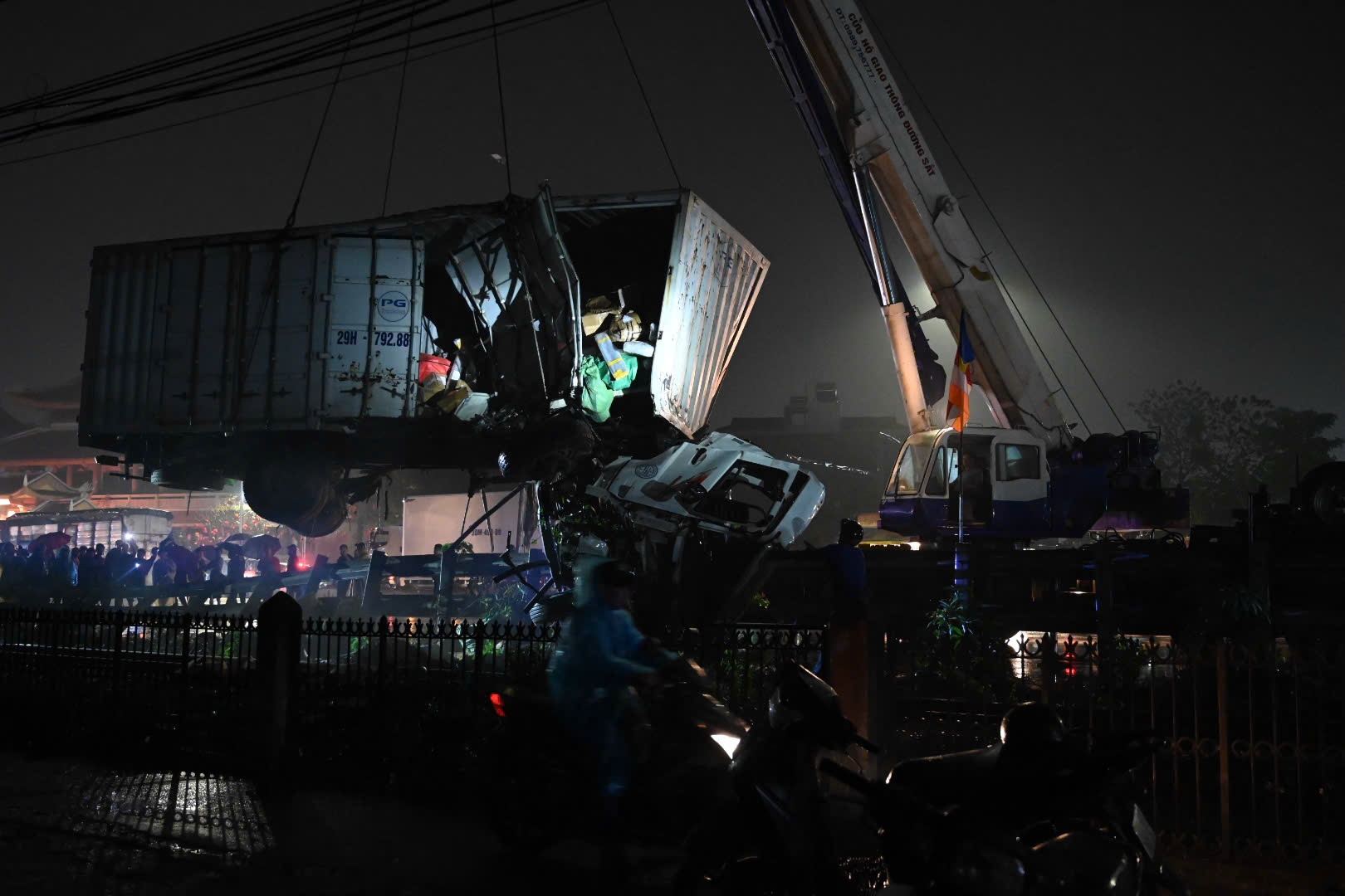 Tau hoa huc vang xe tai trong dem o Ha Noi hinh anh