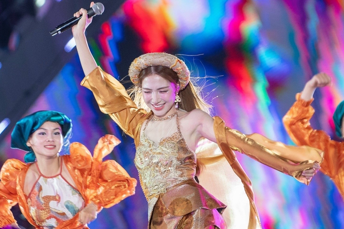 Dinh Bac, Hoa Minzy lot top guong mat tre Viet Nam tieu bieu hinh anh