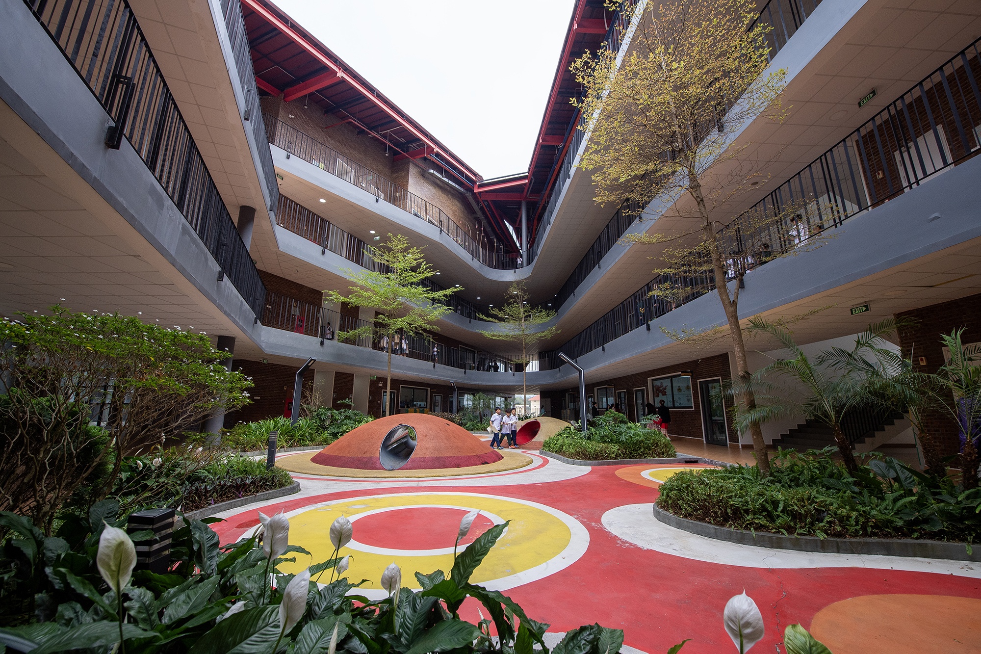 Ben trong truong noi tru hoc phi 400 trieu dong/nam o Lao Cai hinh anh