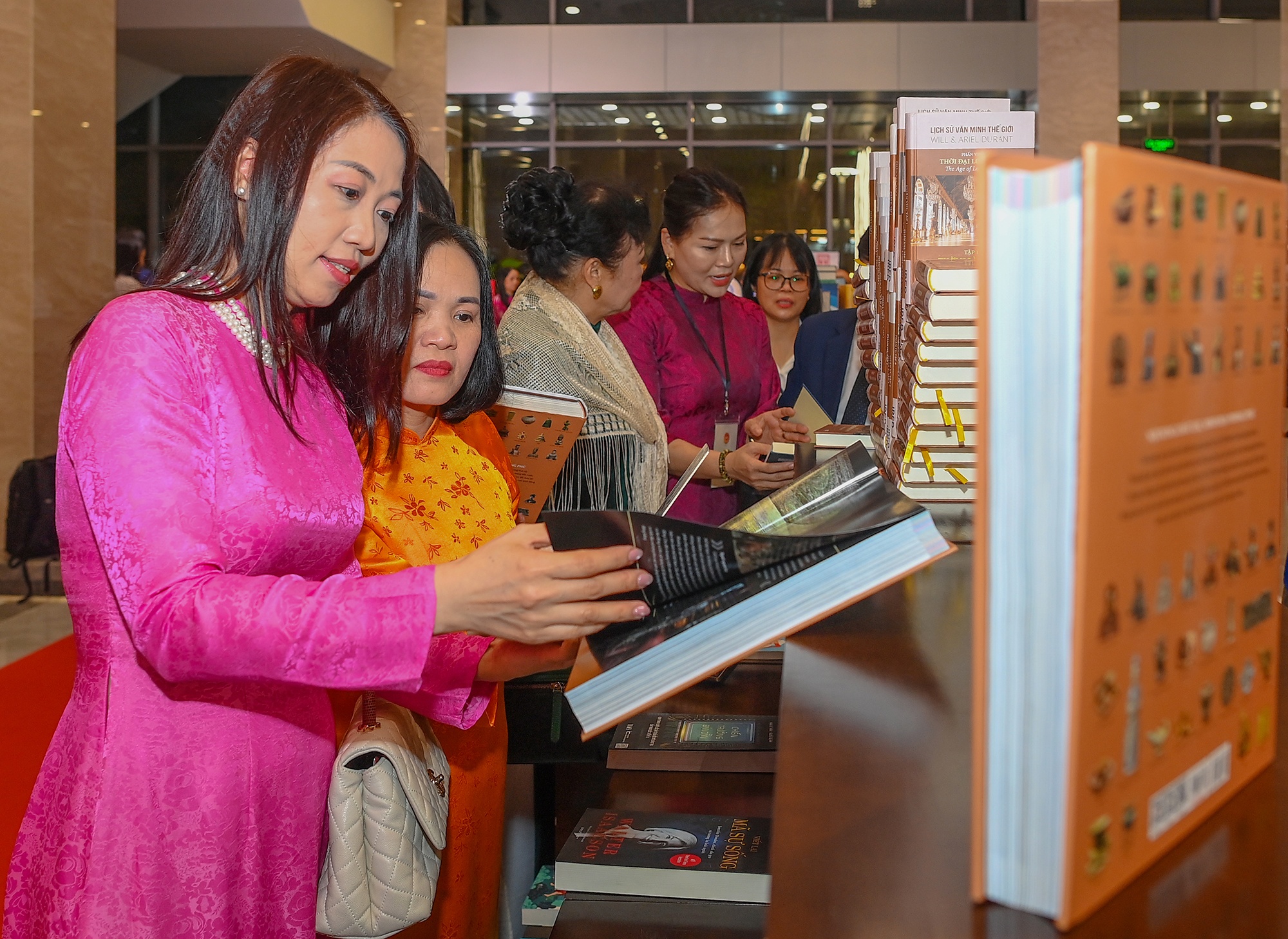 Le trao giai sach anh 12