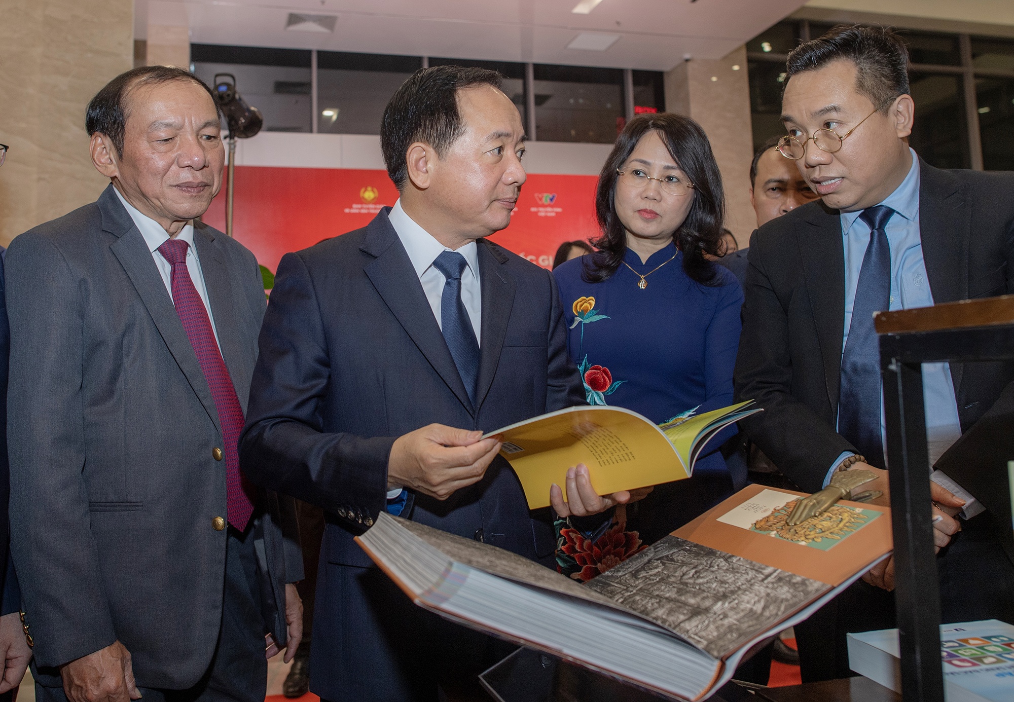 Le trao giai sach anh 1