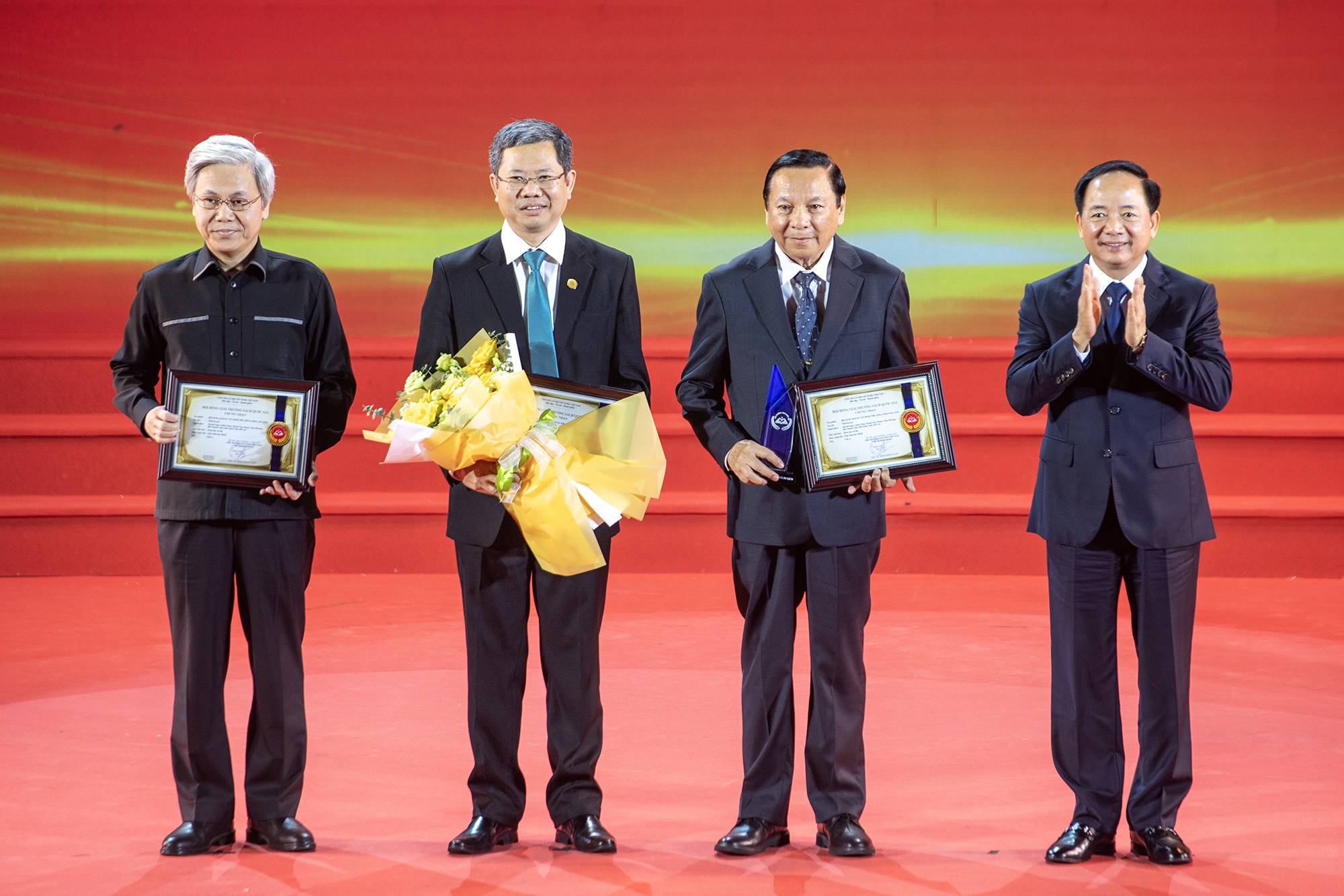 Le trao giai sach anh 9