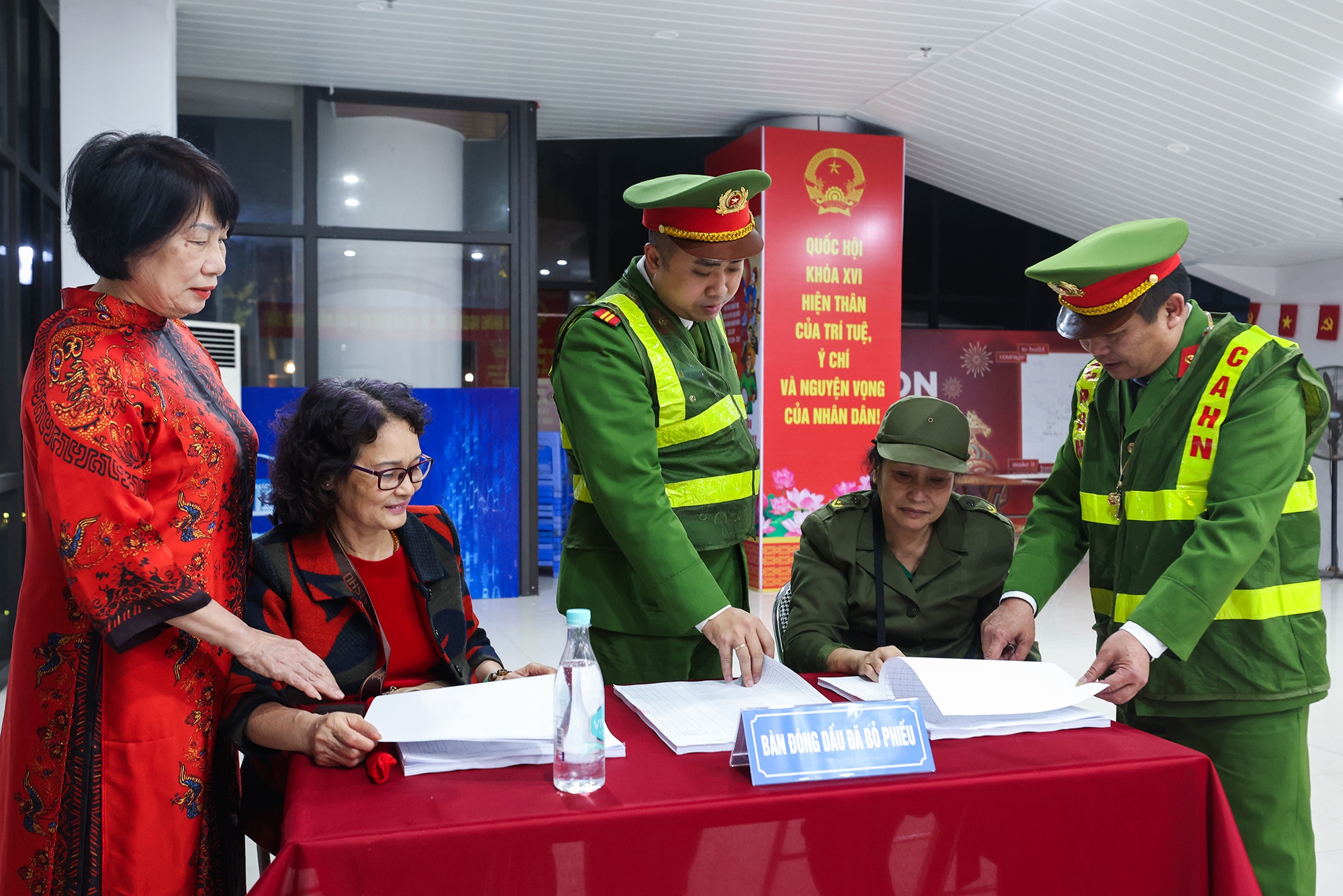 Bau cu Quoc hoi anh 9