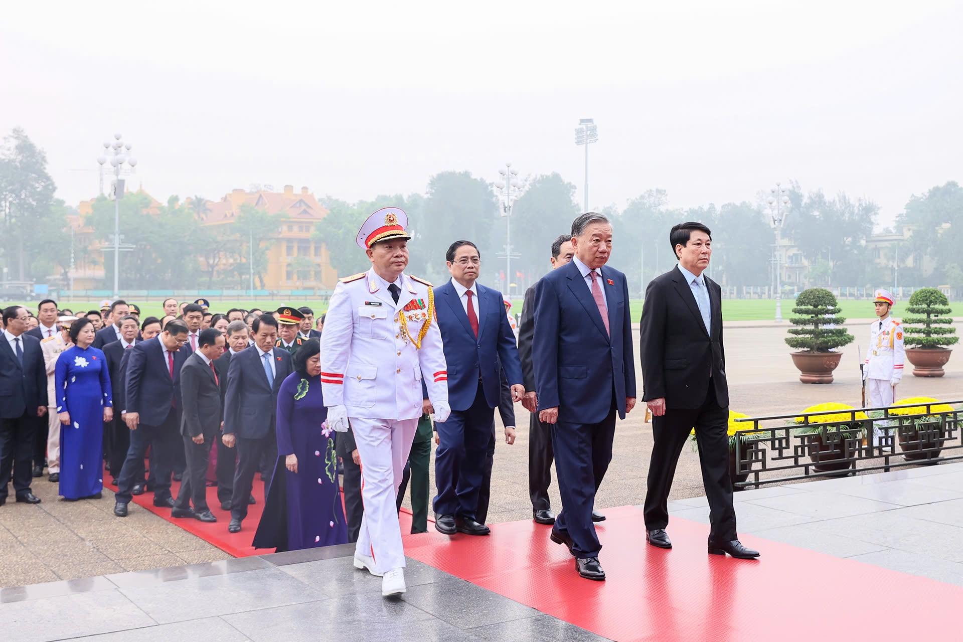 Lanh dao Dang, Nha nuoc, dai bieu Quoc hoi vieng Chu tich Ho Chi Minh hinh anh