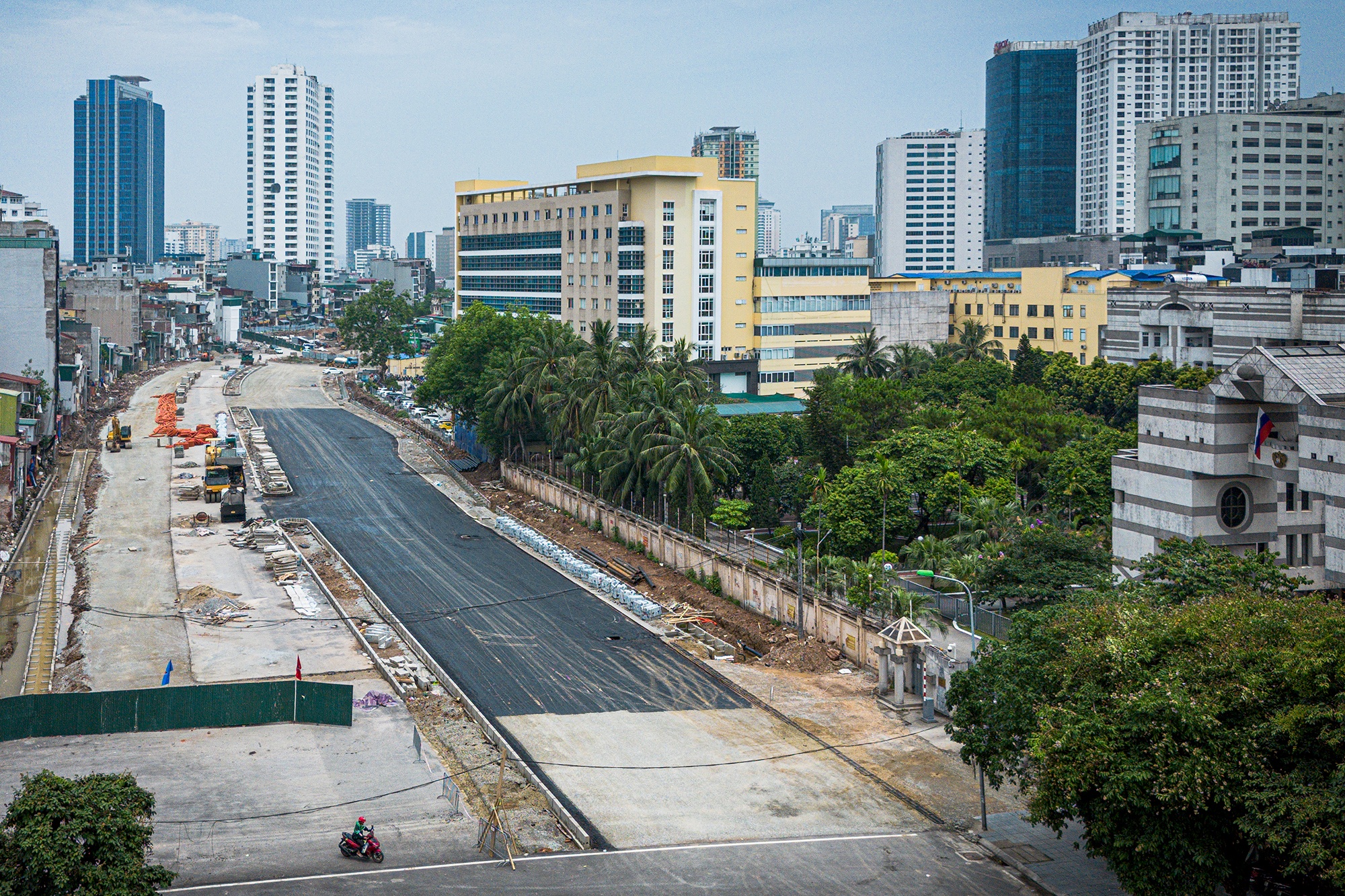 Can canh 500 m duong Vanh dai 1 Hoang Cau - Voi Phuc vua tham nhua hinh anh
