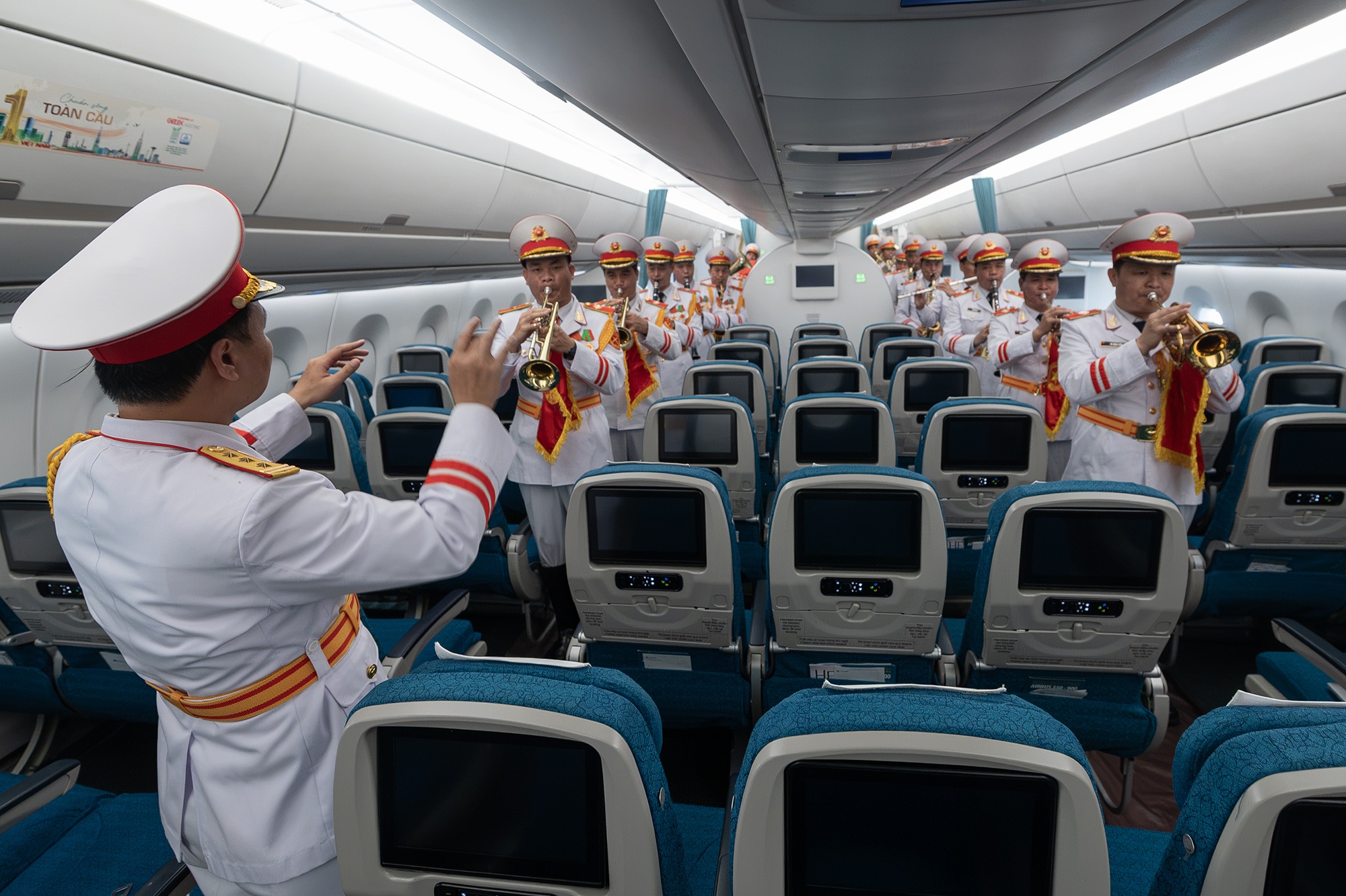 Quốc kh&aacute;nh Việt Nam ảnh 10