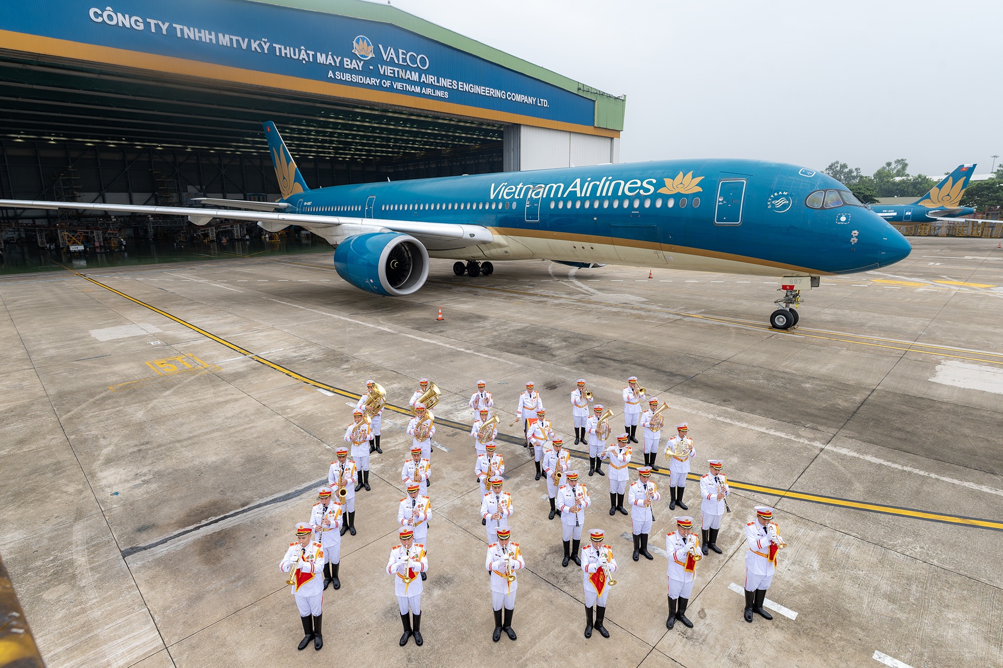 Quốc kh&aacute;nh Việt Nam ảnh 1