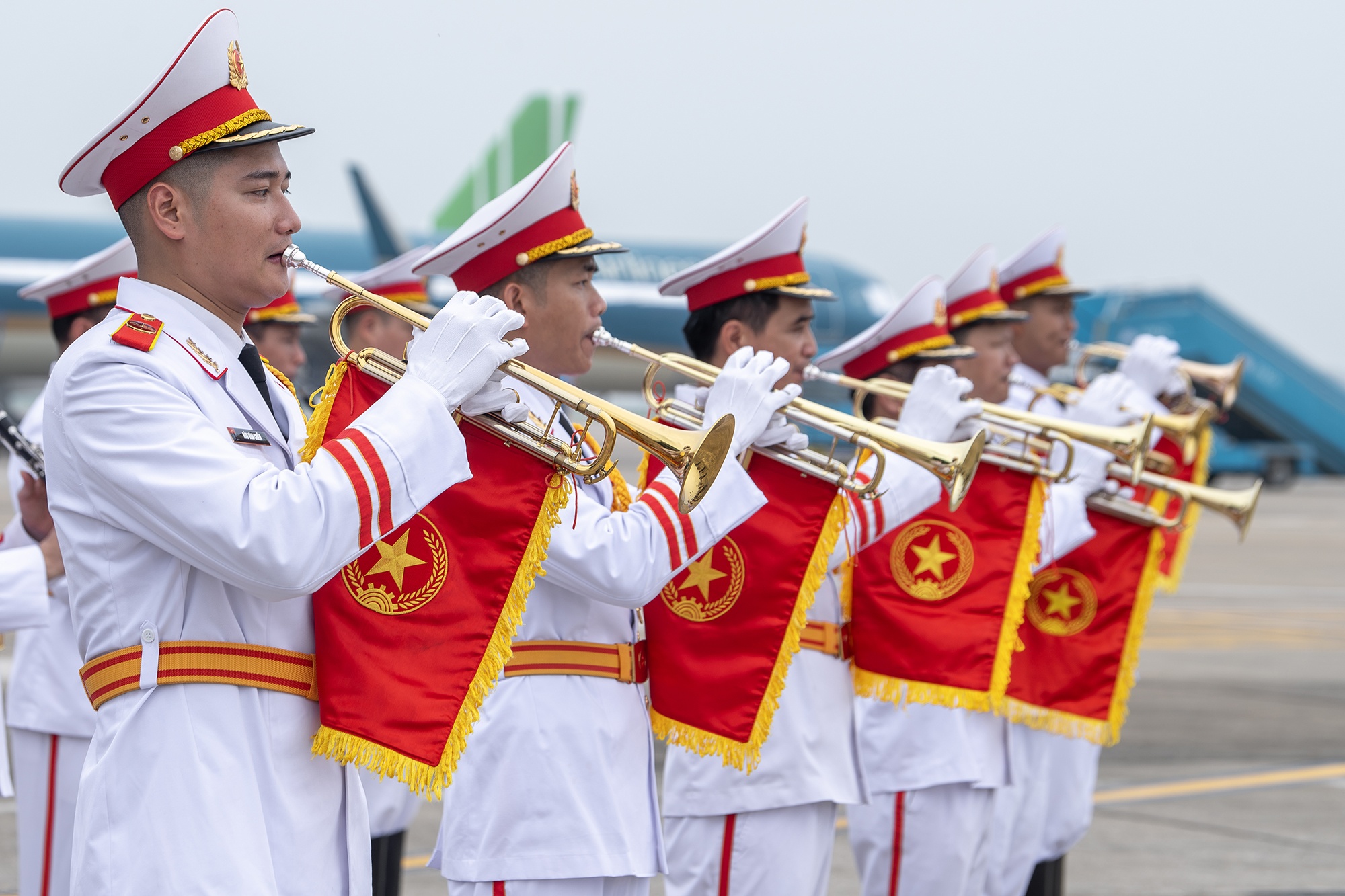 Quốc kh&aacute;nh Việt Nam ảnh 2