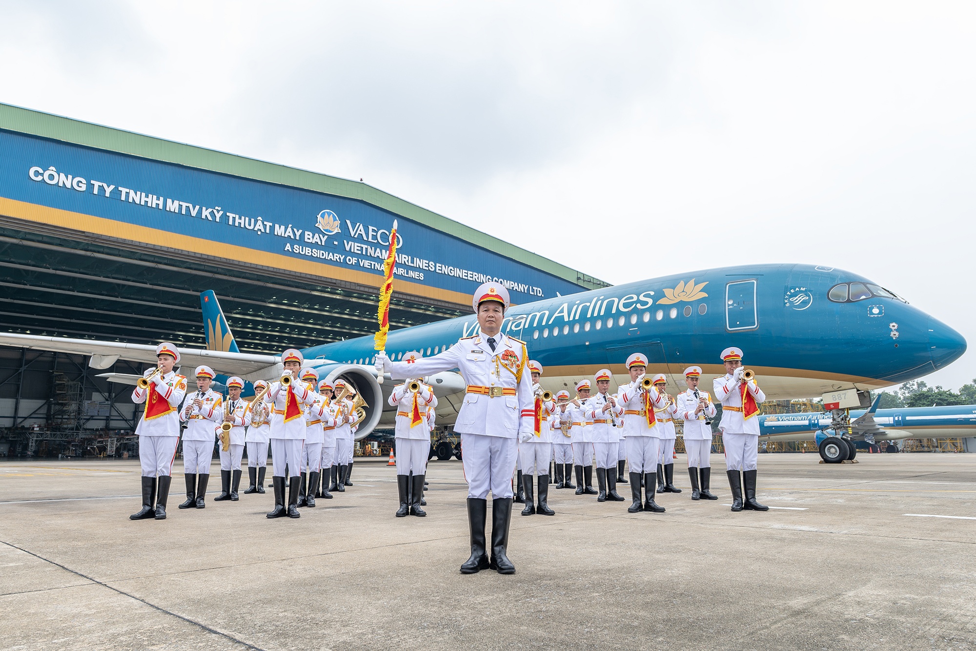 Quốc kh&aacute;nh Việt Nam ảnh 3