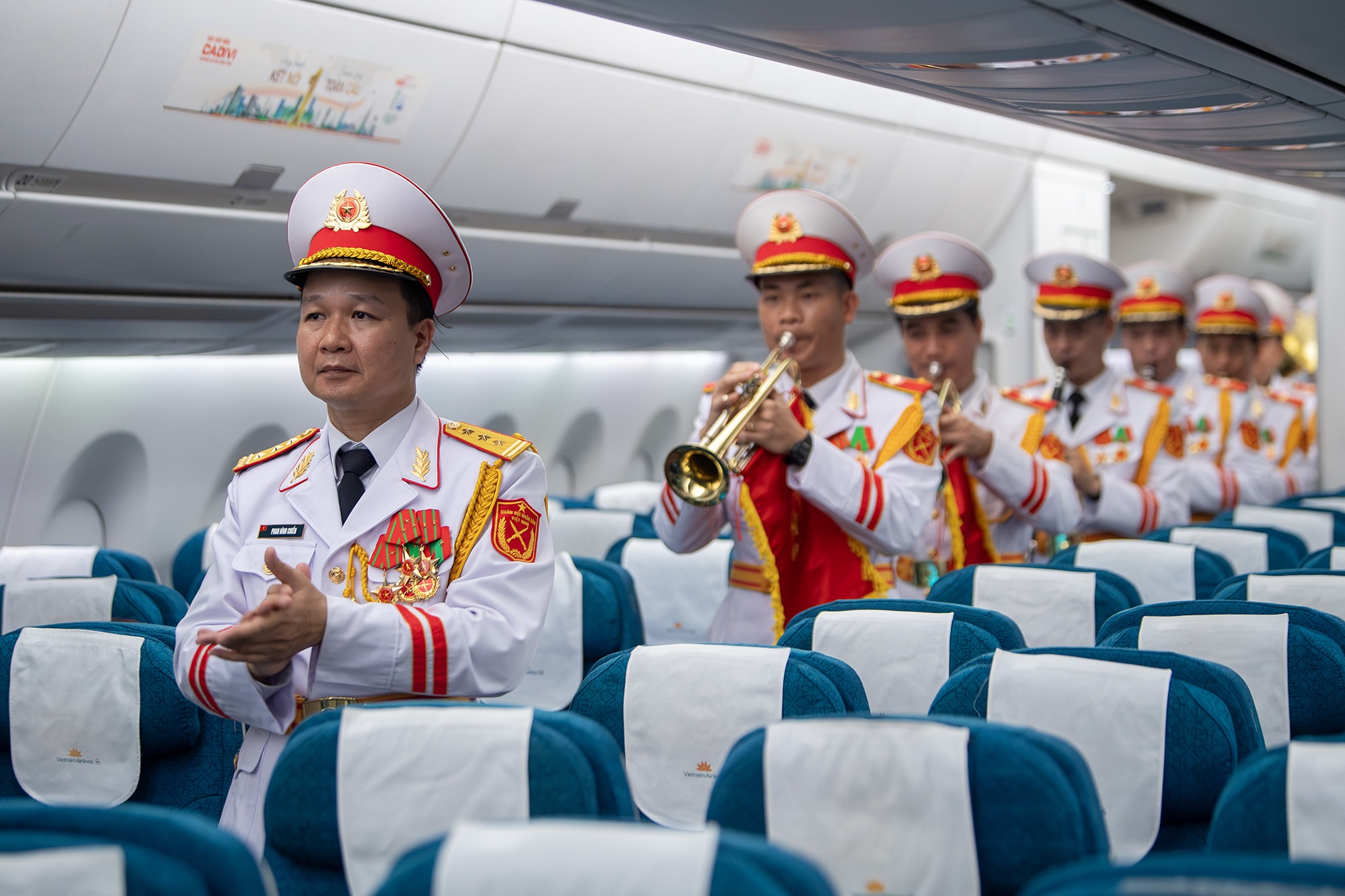 Quốc kh&aacute;nh Việt Nam ảnh 8