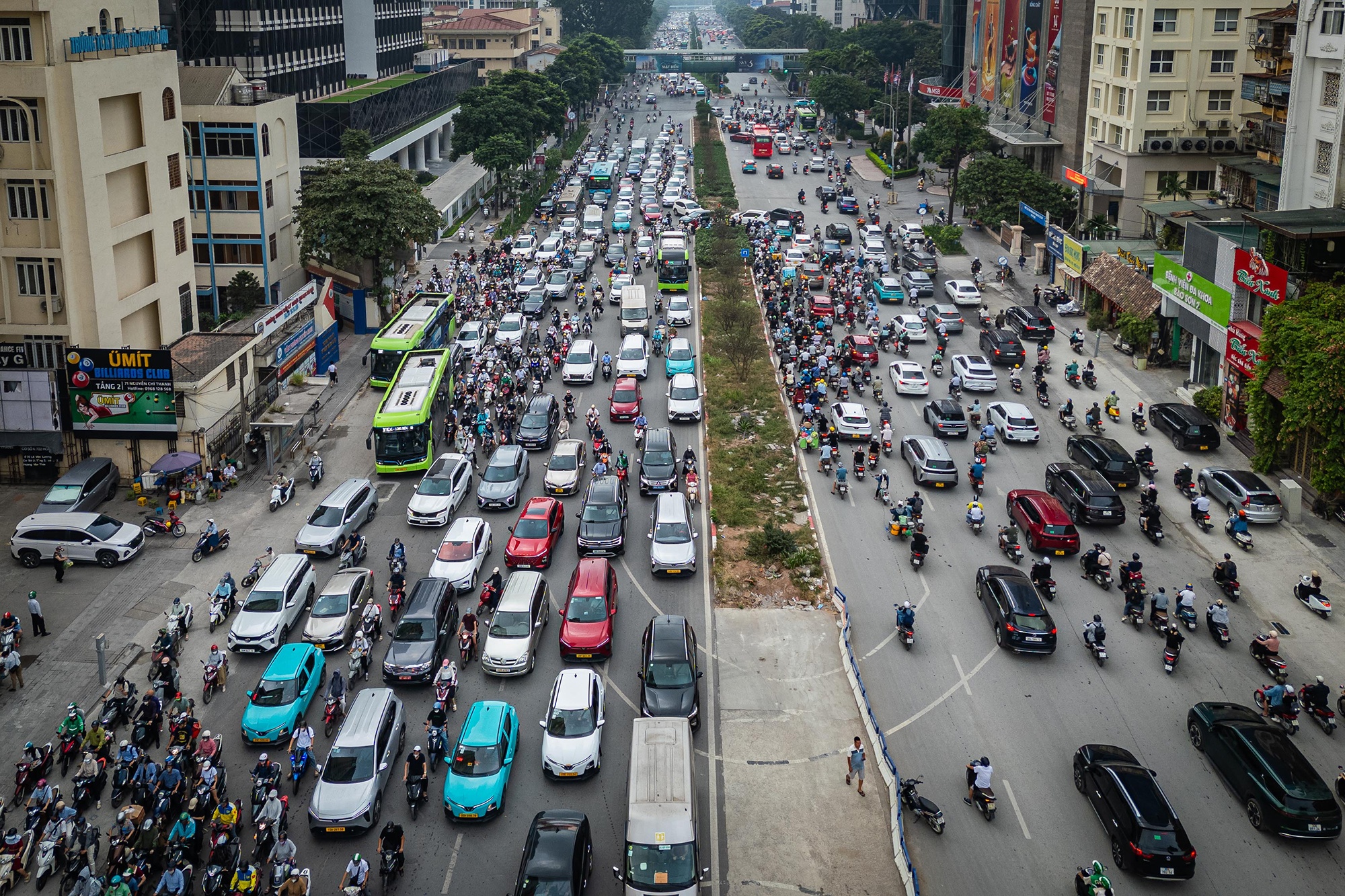 Cảnh ùn tắc tại nút giao La Thành - Nguyễn Chí Thanh sau phân luồng