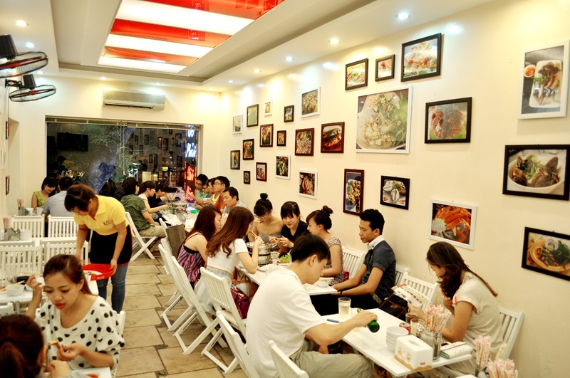 Quan hai san binh dan hut nhieu 'trai xinh gai dep' hinh anh