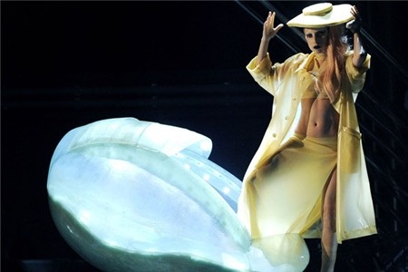 Nhung bo canh 'ngoai hanh tinh' cua Lady Gaga hinh anh